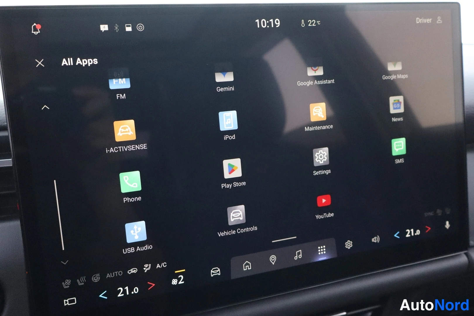 Muu: Infotainment-näytön All Apps -valikon toinen sivu sovelluksilla kuten i-ACTIVSENSE, Phone, Play Store ja YouTube.