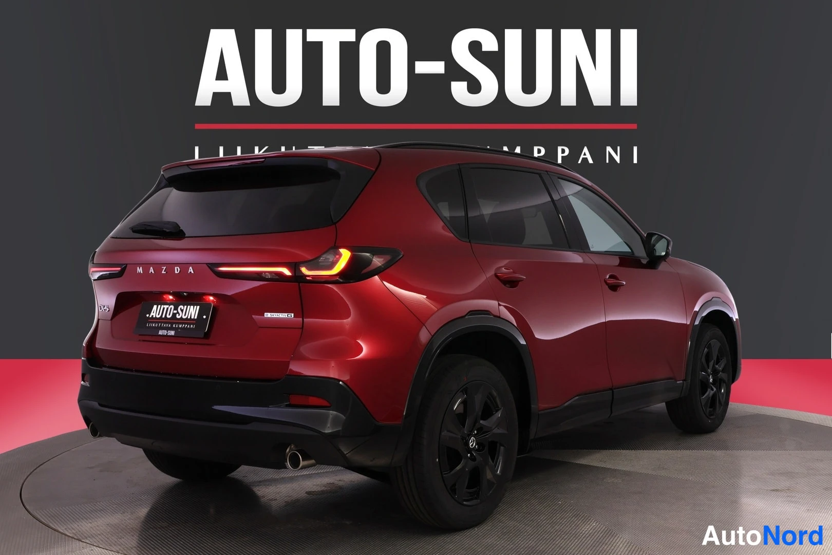 Takaviisto: Punainen Mazda CX-5 takaa kulmasta kuvattuna, takavalot ja MAZDA-merkki näkyvissä.