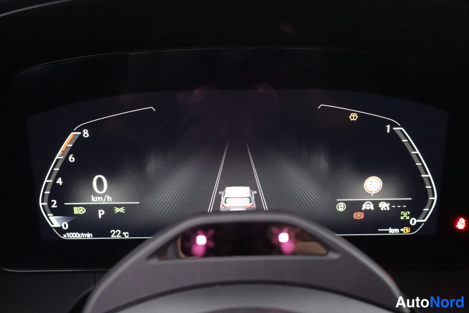 Muu: Auton digitaalinen mittaristo näyttää 0 km/h nopeuden, P-vaihteen ja 22 asteen lämpötilan