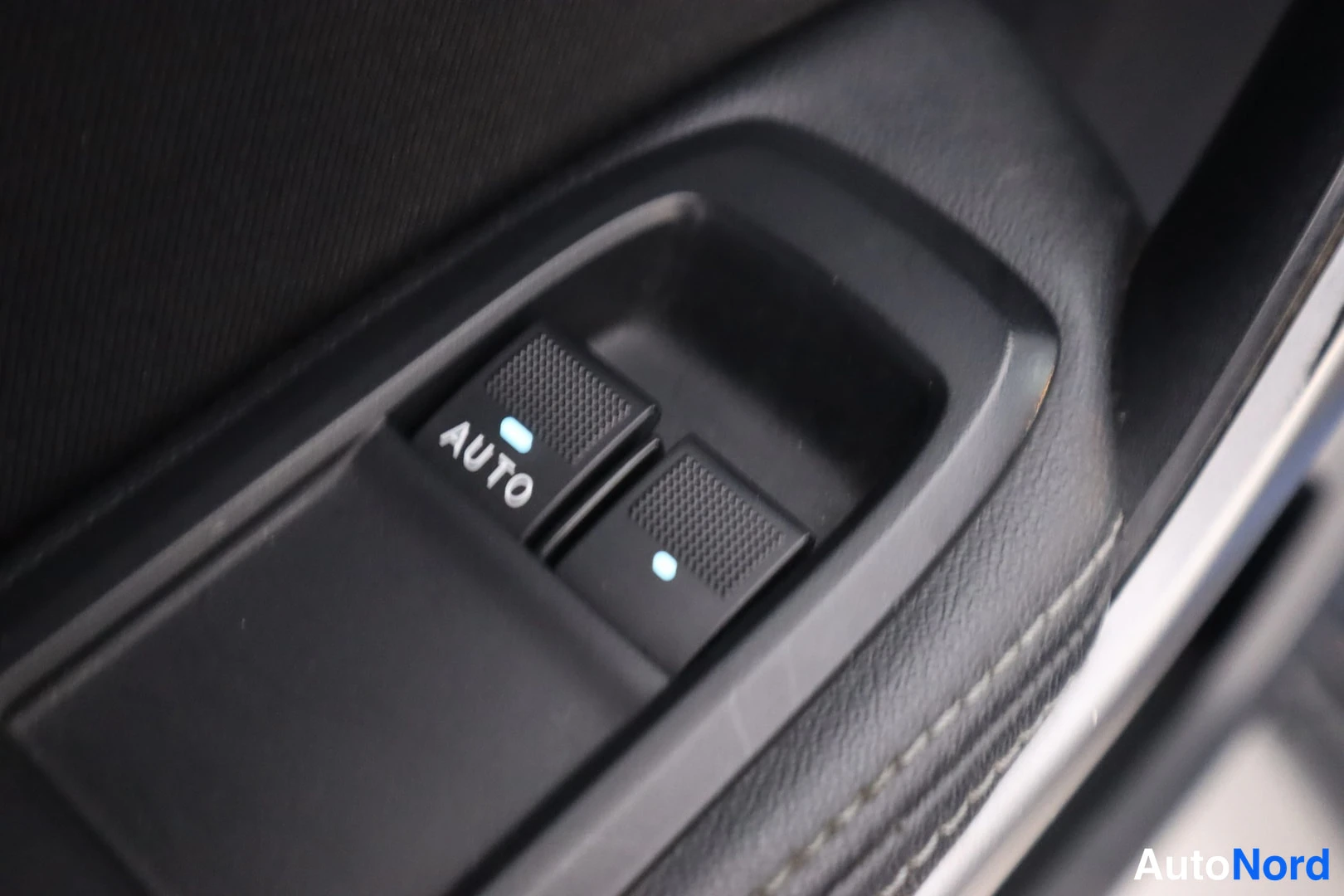 Muu: Oven ikkunankyhmyksen kytkimet, toisessa AUTO-merkintä, musta vuori ja ommeltu nahkainen käsinoja.