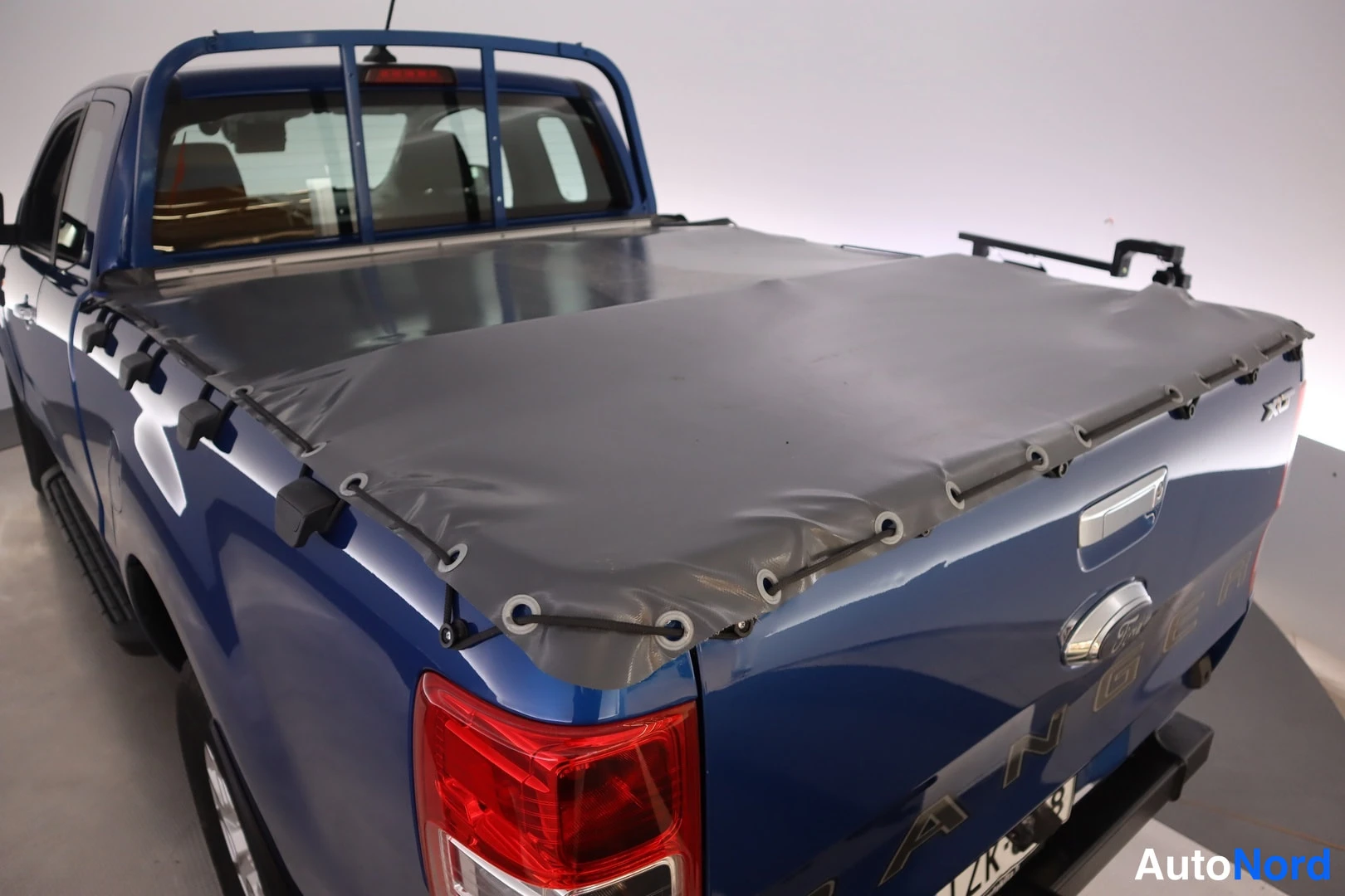 Takaviisto: Ford Ranger -farmi upea vaatimaton takaovi, sininen korimaalaus näkyvä.