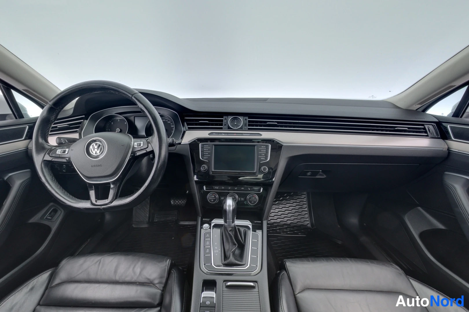 Valkoinen Volkswagen Passat 2015, ohjaamo, kuva 7
