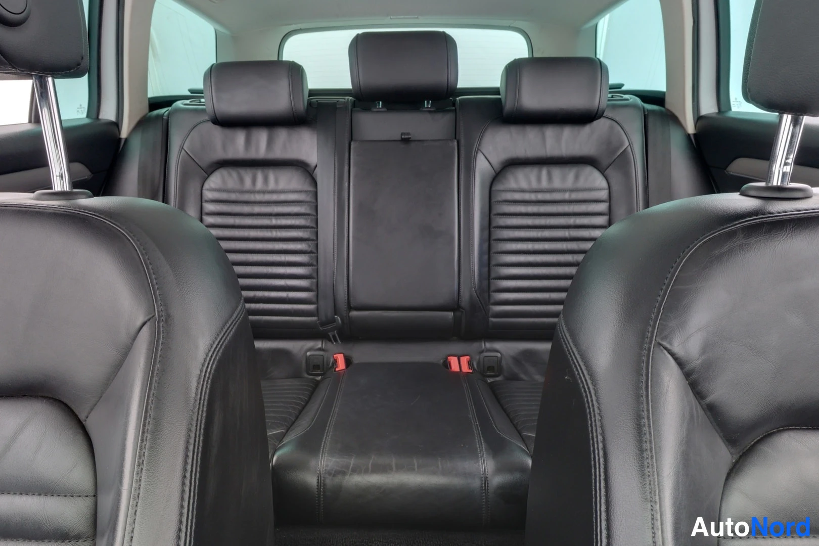 Valkoinen Volkswagen Passat 2015, takaistuimet, kuva 13