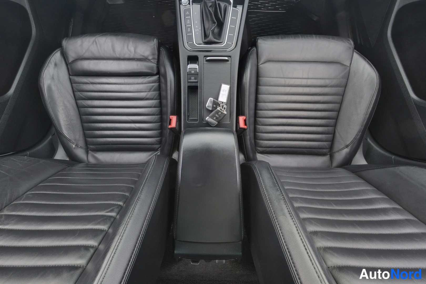 Valkoinen Volkswagen Passat 2015, etuistuimet, kuva 10