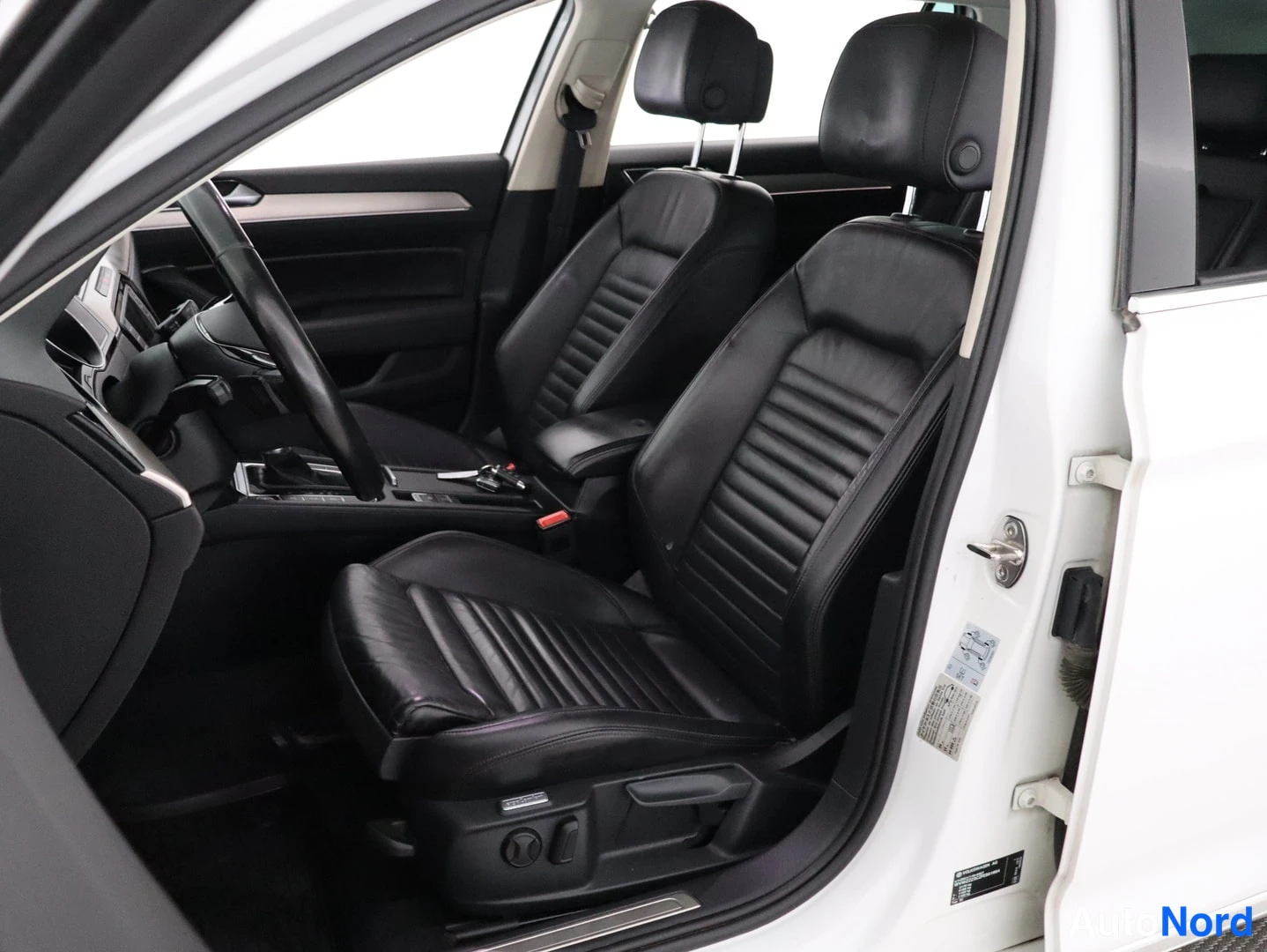 Valkoinen Volkswagen Passat 2015, etuistuimet, kuva 11