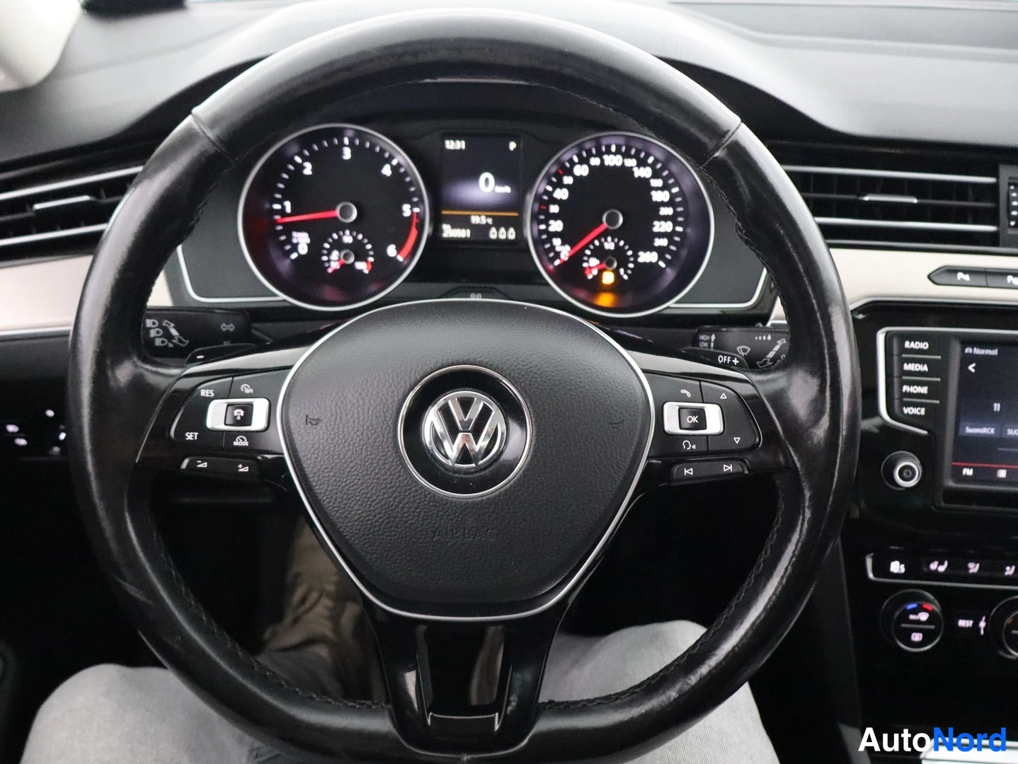 Valkoinen Volkswagen Passat 2015, ohjaamo, kuva 8
