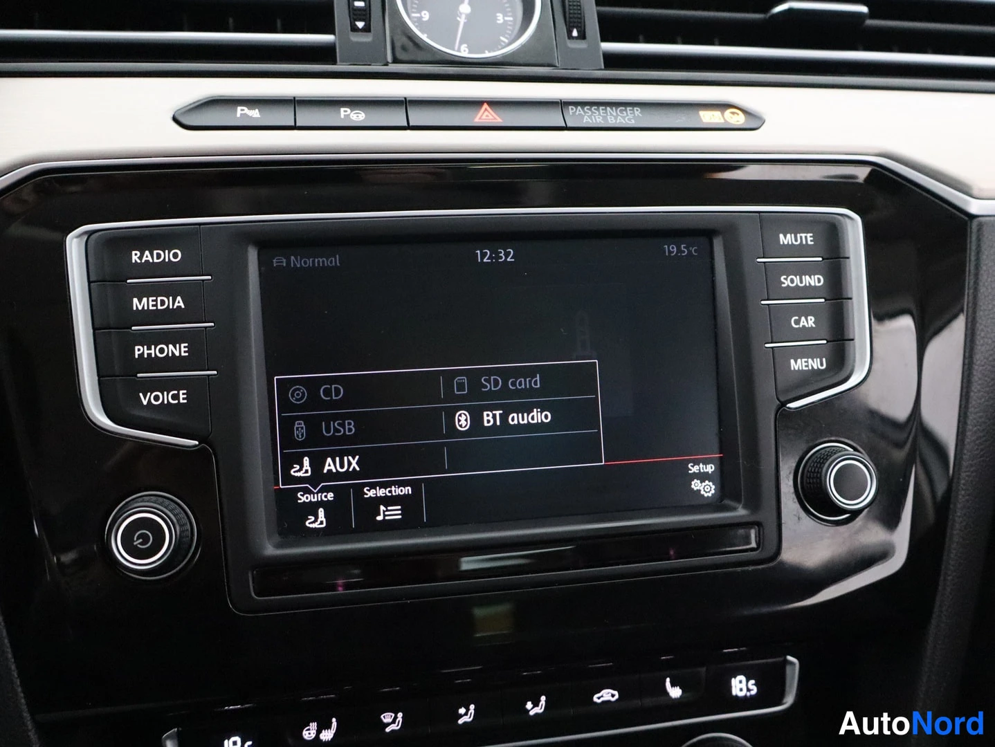 Valkoinen Volkswagen Passat 2015, yksityiskohta, kuva 23
