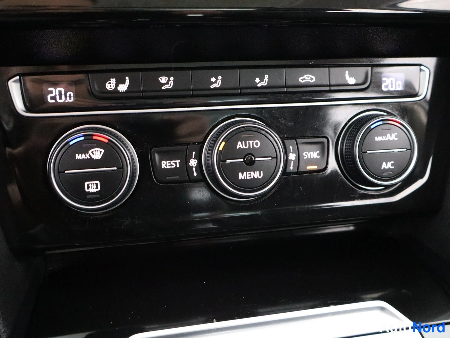 Valkoinen Volkswagen Passat 2015, yksityiskohta, kuva 25