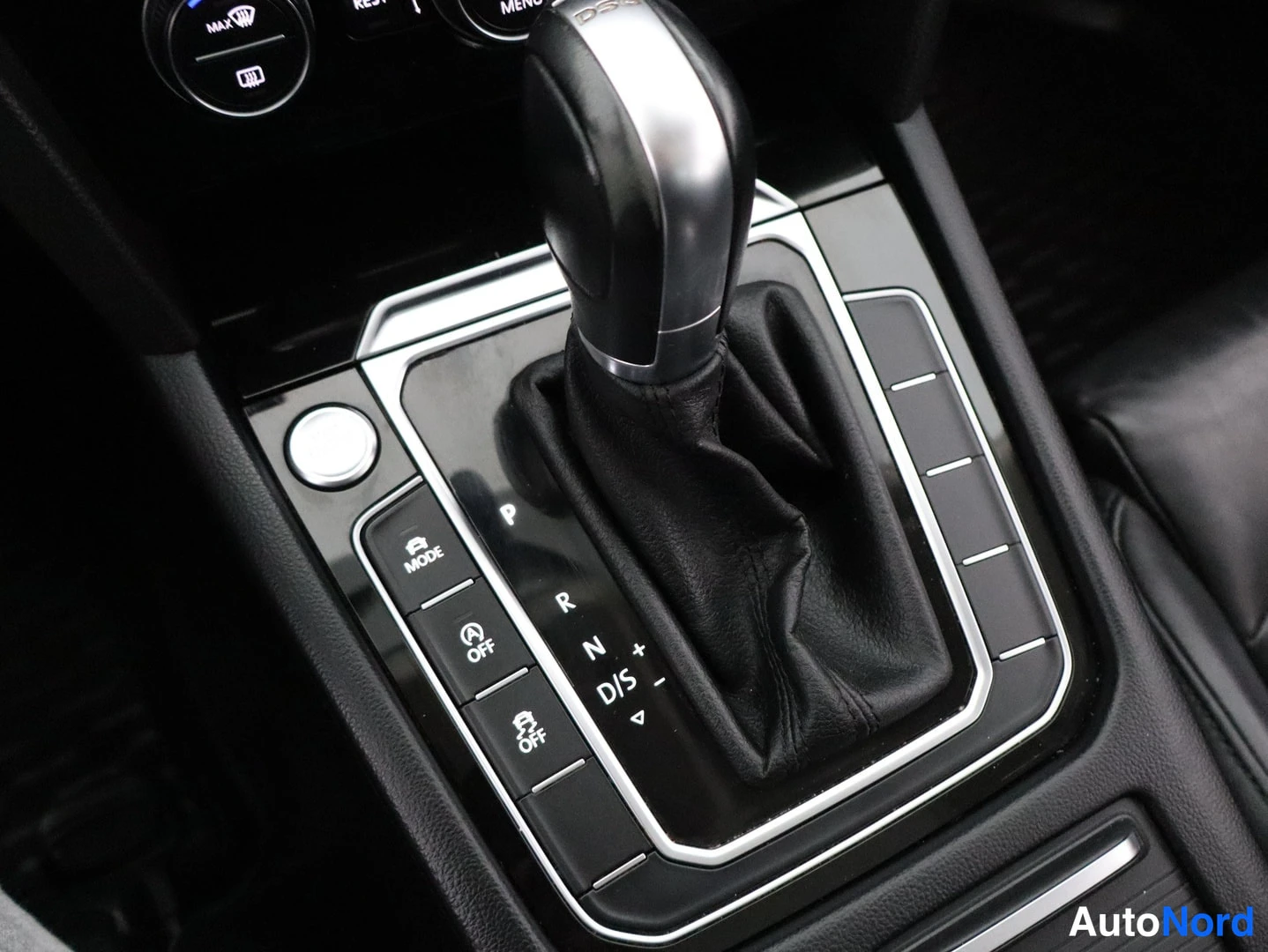 Valkoinen Volkswagen Passat 2015, yksityiskohta, kuva 26