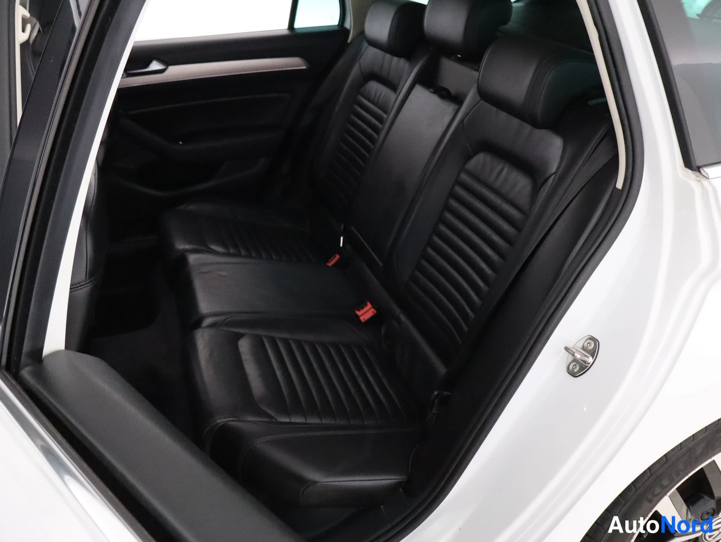 Valkoinen Volkswagen Passat 2015, takaistuimet, kuva 14