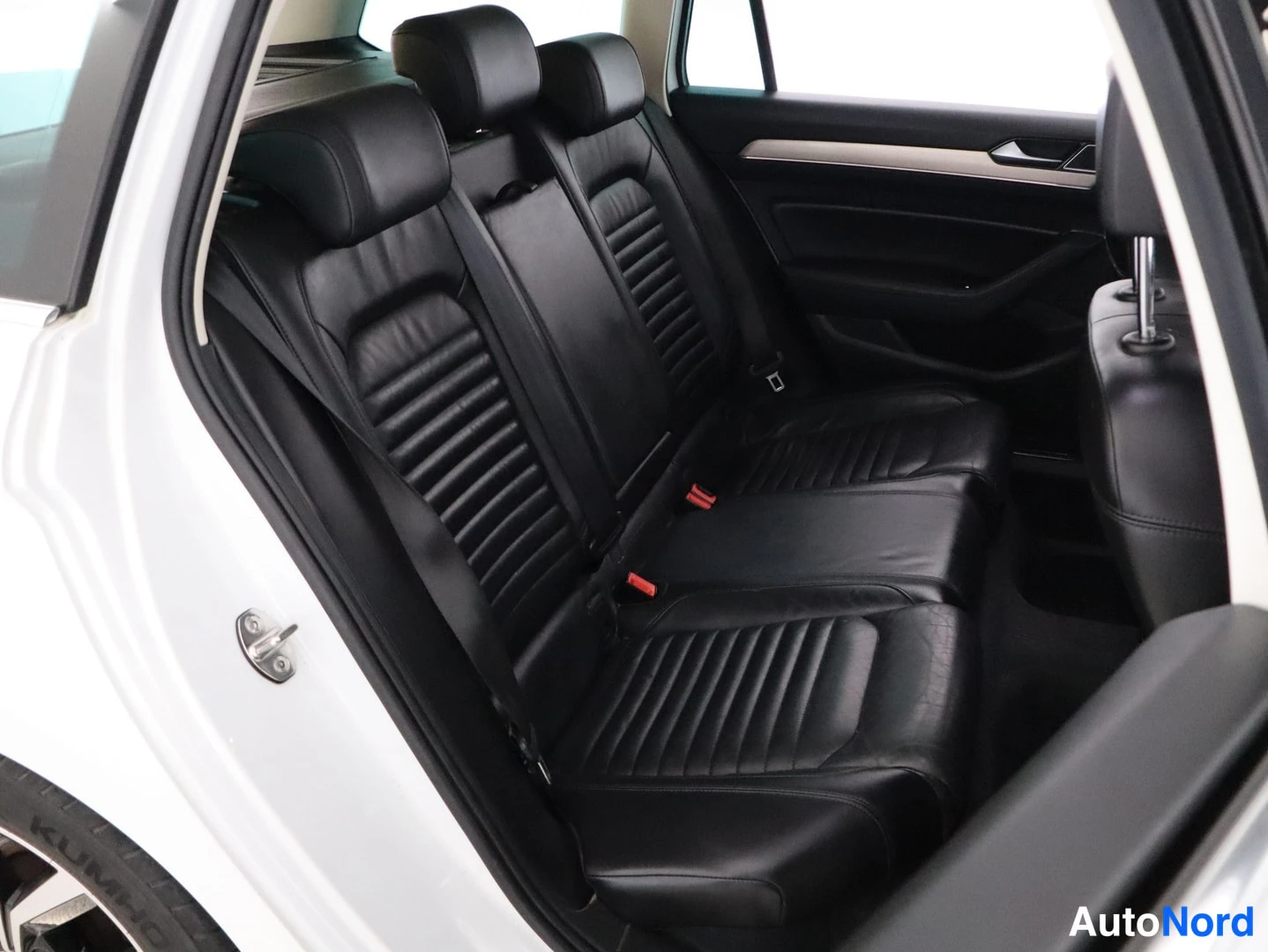 Valkoinen Volkswagen Passat 2015, takaistuimet, kuva 15