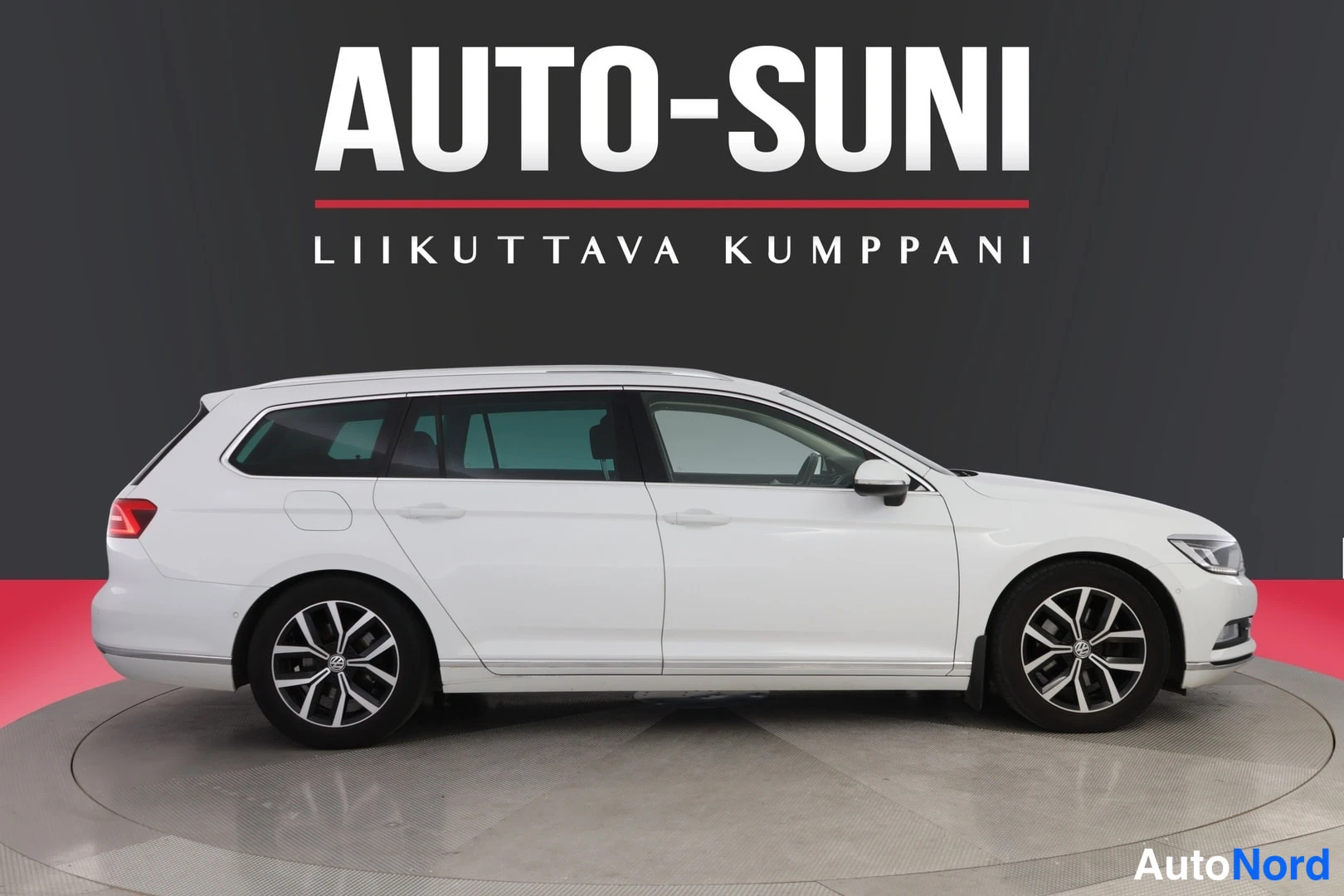 Valkoinen Volkswagen Passat 2015, etuviisto, keula oikealle, kuva 4
