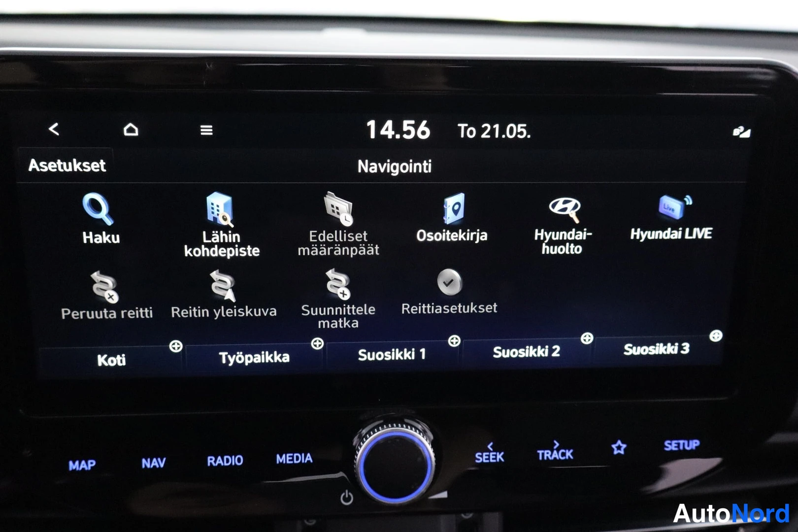 Muu: Infotainment-näytön navigoinnin asetusnäkymä, jossa valikot Haku, Lähin kohdepiste, Edelliset määränpät, Osoitekirja, Hyundai-huolto, Hyundai LIVE, Peruuta reit