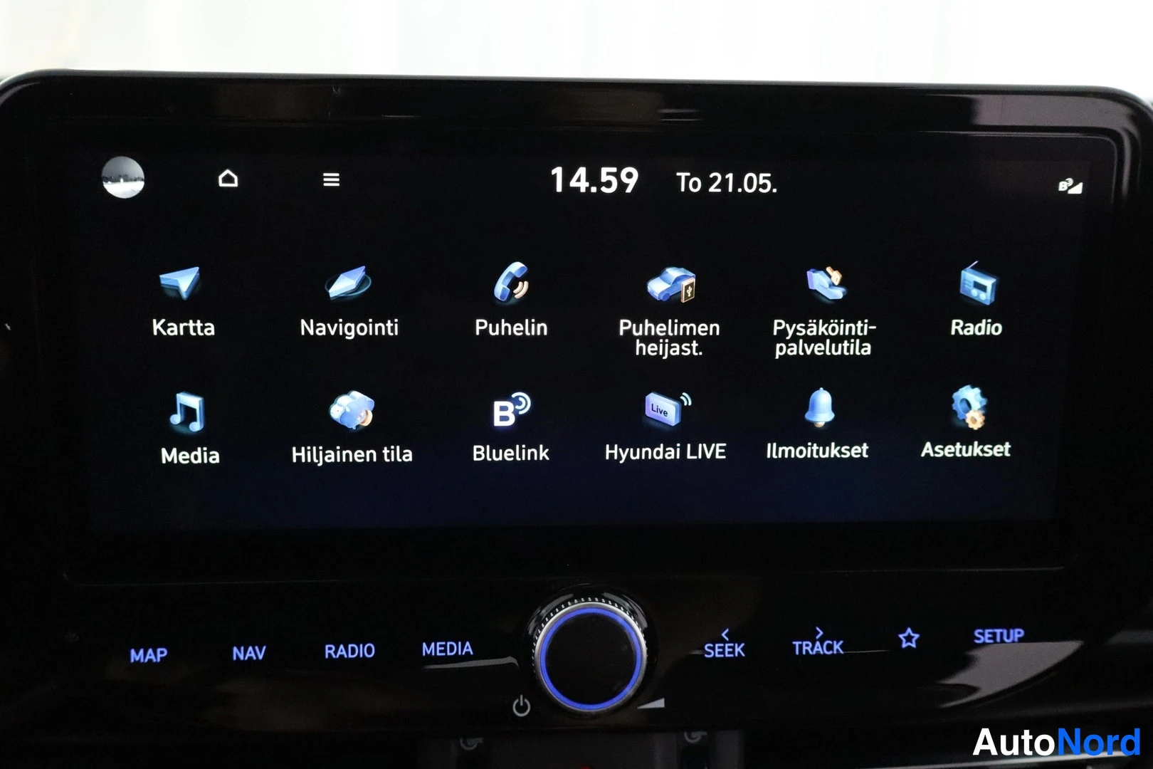 Muu: Infotainment-näytön valikko kuvakkeilla Kartta, Navigointi, Puhelin, Puhelimen heijast., Pysäköinti-palvelutila, Radio, Media, Hiljainen tila, Bluelink, Hyundai