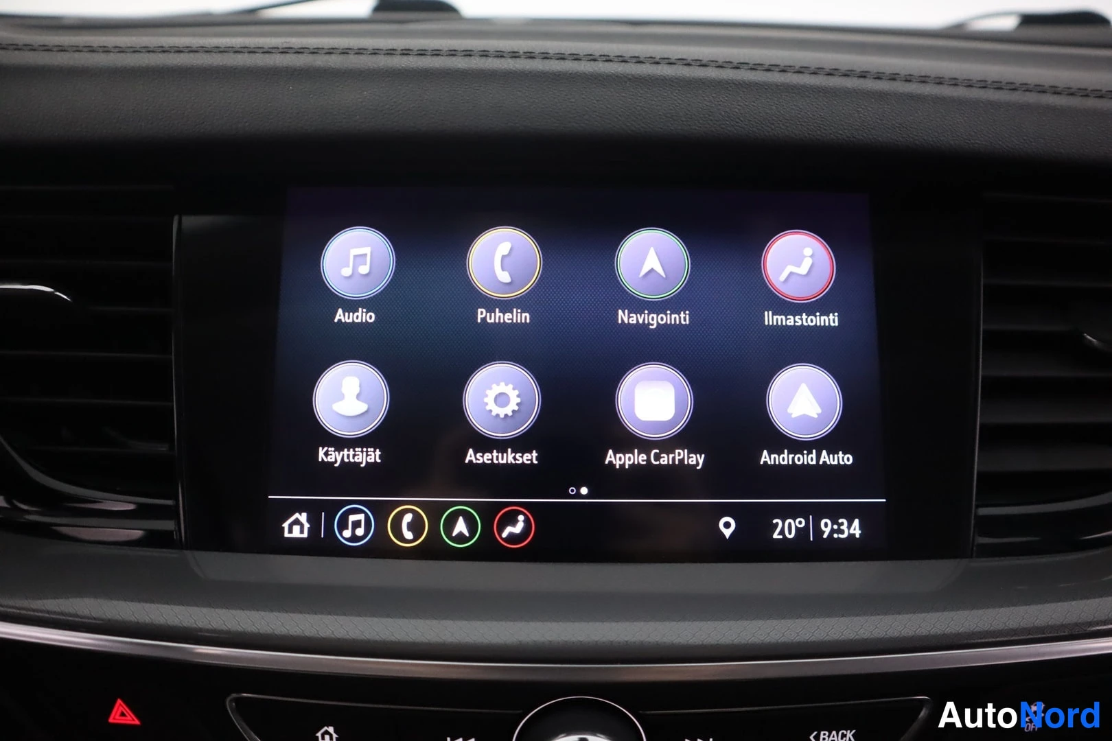 Muu: Infotainment-näyttö, jossa on valikot muun muassa Audio, Puhelin, Navigointi, Ilmastointi, Apple CarPlay ja Android Auto.