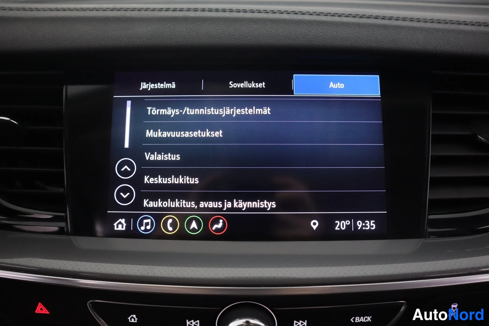 Muu: Infotainment-näytön Auto-asetusvalikko, jossa kohteet kuten Törmäys-/tunnistusjärjestelmät, Keskuslukitus ja Kaukolukitus, avaus ja käynnistys.