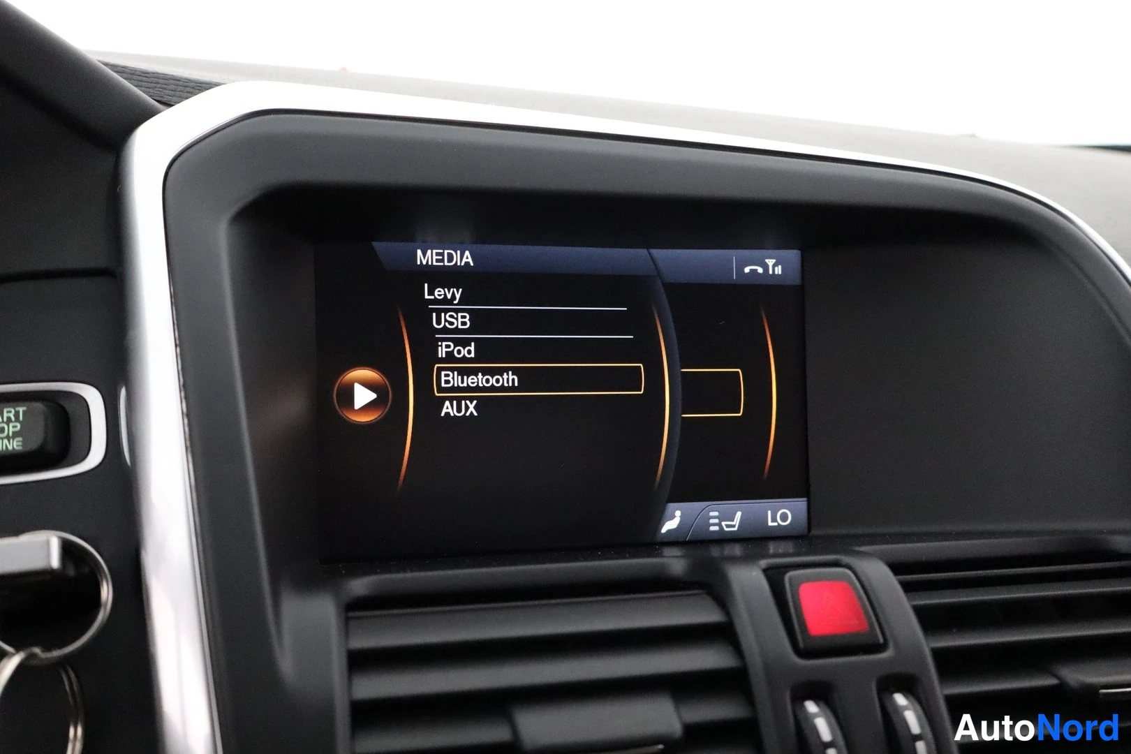 Muu: Kojeistossa infotainment-näyttö, MEDIA-valikko vaihtoehdoilla Levy, USB, iPod, Bluetooth ja AUX; Bluetooth valittuna.