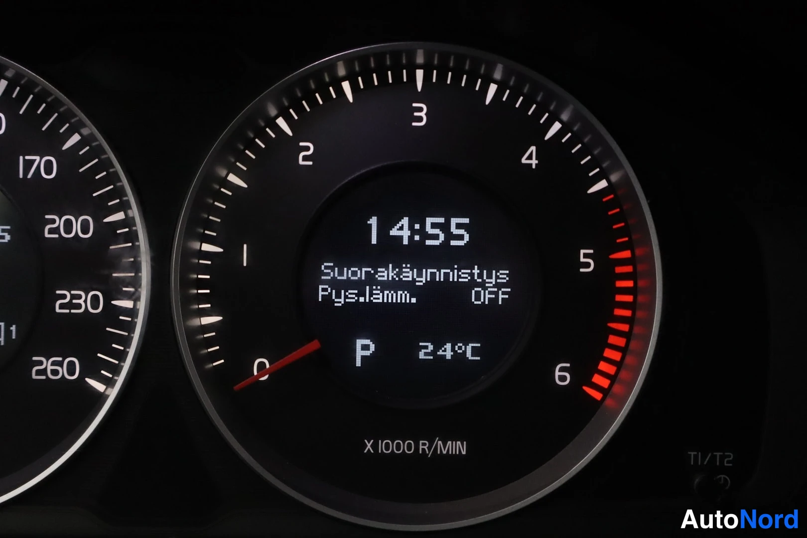 Muu: Mittariston lähikuva: kierroslukumittari, näytöllä kello 14:55, teksti 'Suorakäynnistys', 'Pys.lämm. OFF', P ja lämpötila 24°C.