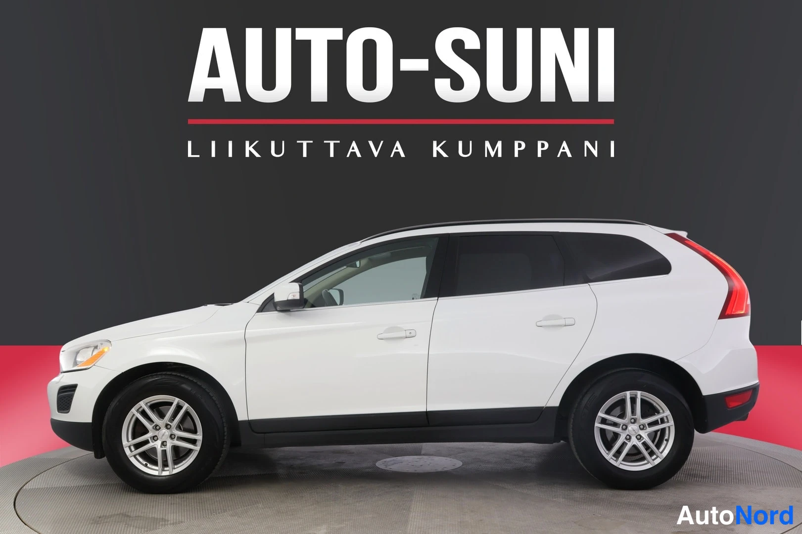 Sivulta: Auton sivukuva: valkoinen kylki, etukulma ja takakulma näkyvät, alumiinivanteet.