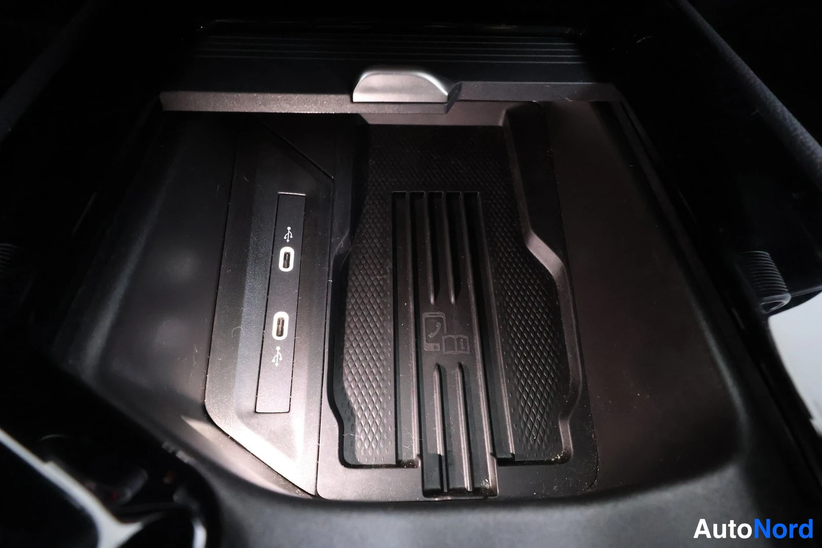 Yksityiskohta: Konsolin detail: kaksi USB-C-porttia ja langaton laturi