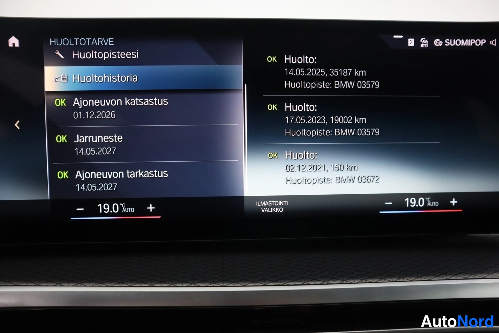 Yksityiskohta: Infotainment-näytön huoltohistoria: kolme huoltokäyntiä merkitty OK-tilaan, viimeisin 14.05.2025 35187 km.