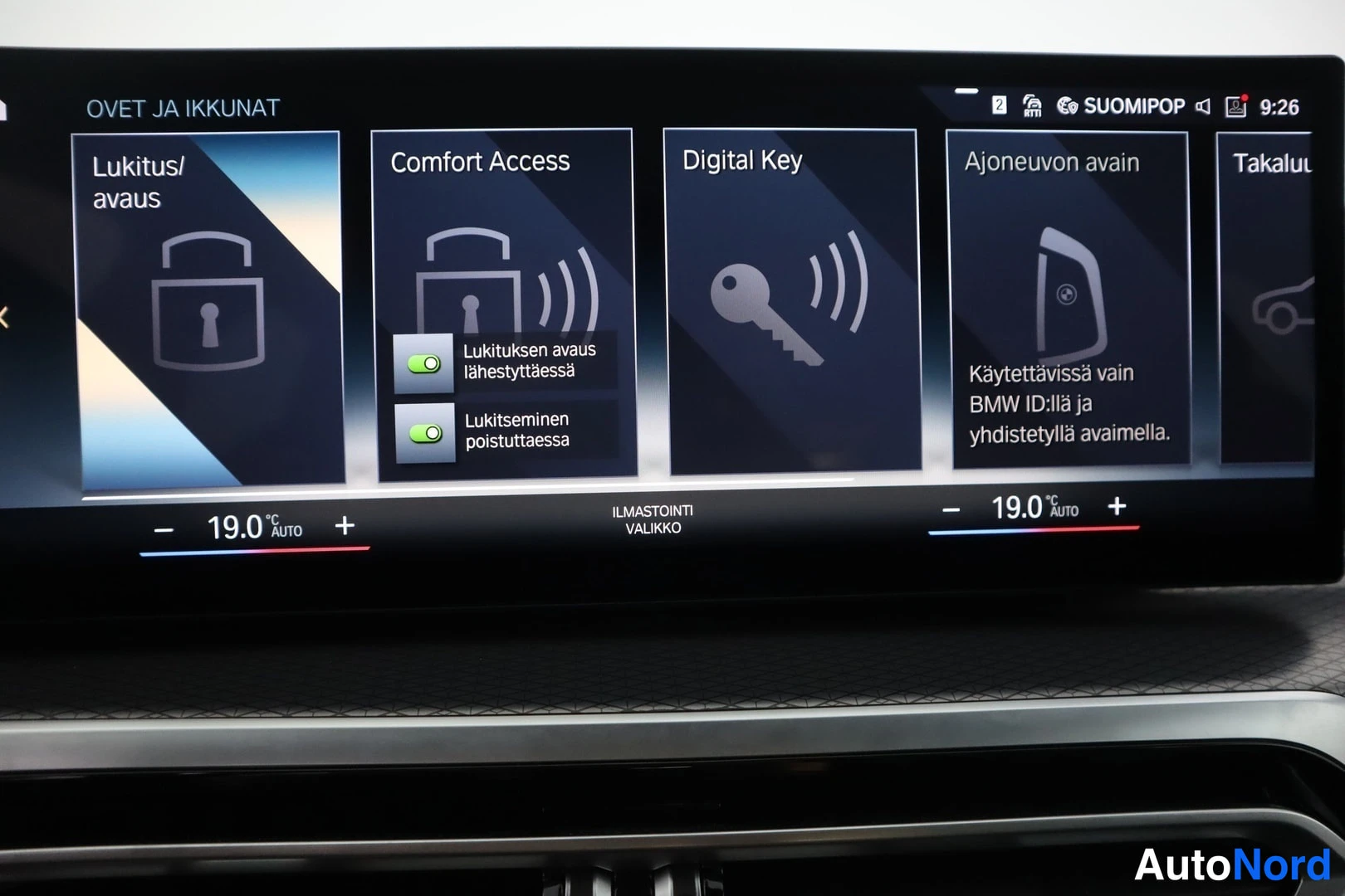 Yksityiskohta: Infotainment-näytön 'Ovet ja ikkunat' -valikko Comfort Access-, Digital Key- ja ajoneuvon avain -korteilla.