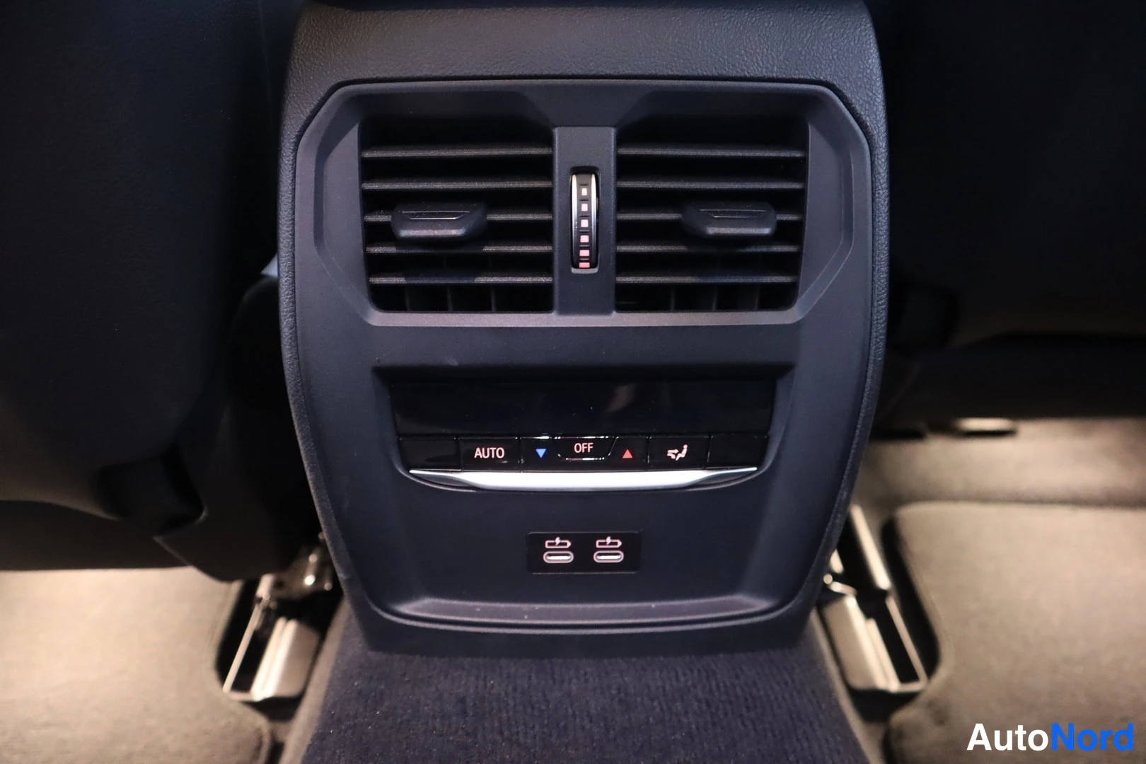 Muu: Takamatkustajien ilmastointiventsitilit ja ohjauspaneeli AUTO- ja OFF-nappuloilla sekä kaksi USB-latausliitintä.