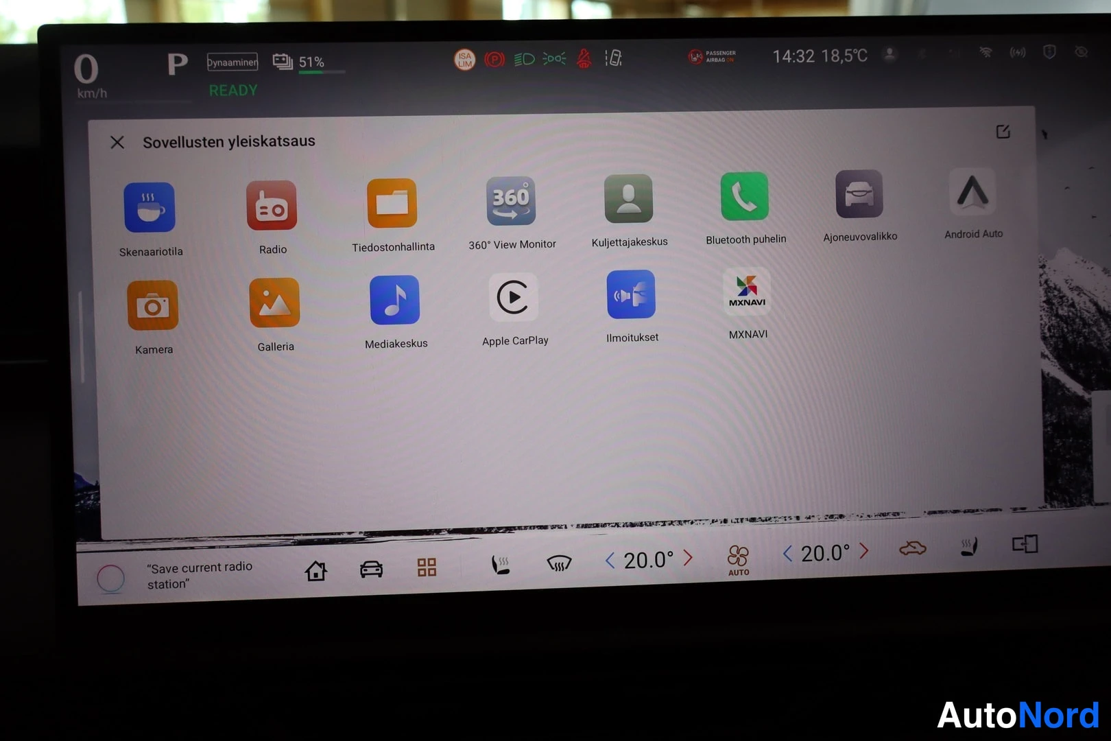 Yksityiskohta: Auton infotainment-näytön Sovellusten yleiskatsaus: Radio, Apple CarPlay, Bluetooth puhelin, Android Auto, 360° View Monitor, MXNAVI ja muita sovelluksia.