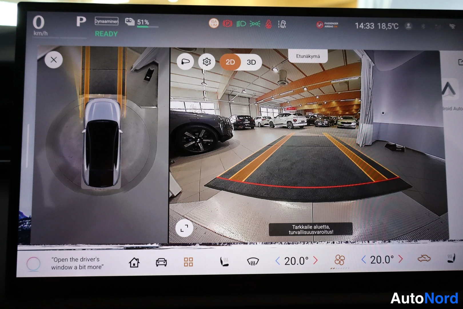 Muu: Infotainment-näyttö 2D- ja 3D-kameranäkymässä pysäköintitilanteessa, ilmoitus Tarkkaile aluetta, turvallisuusvaroitus.