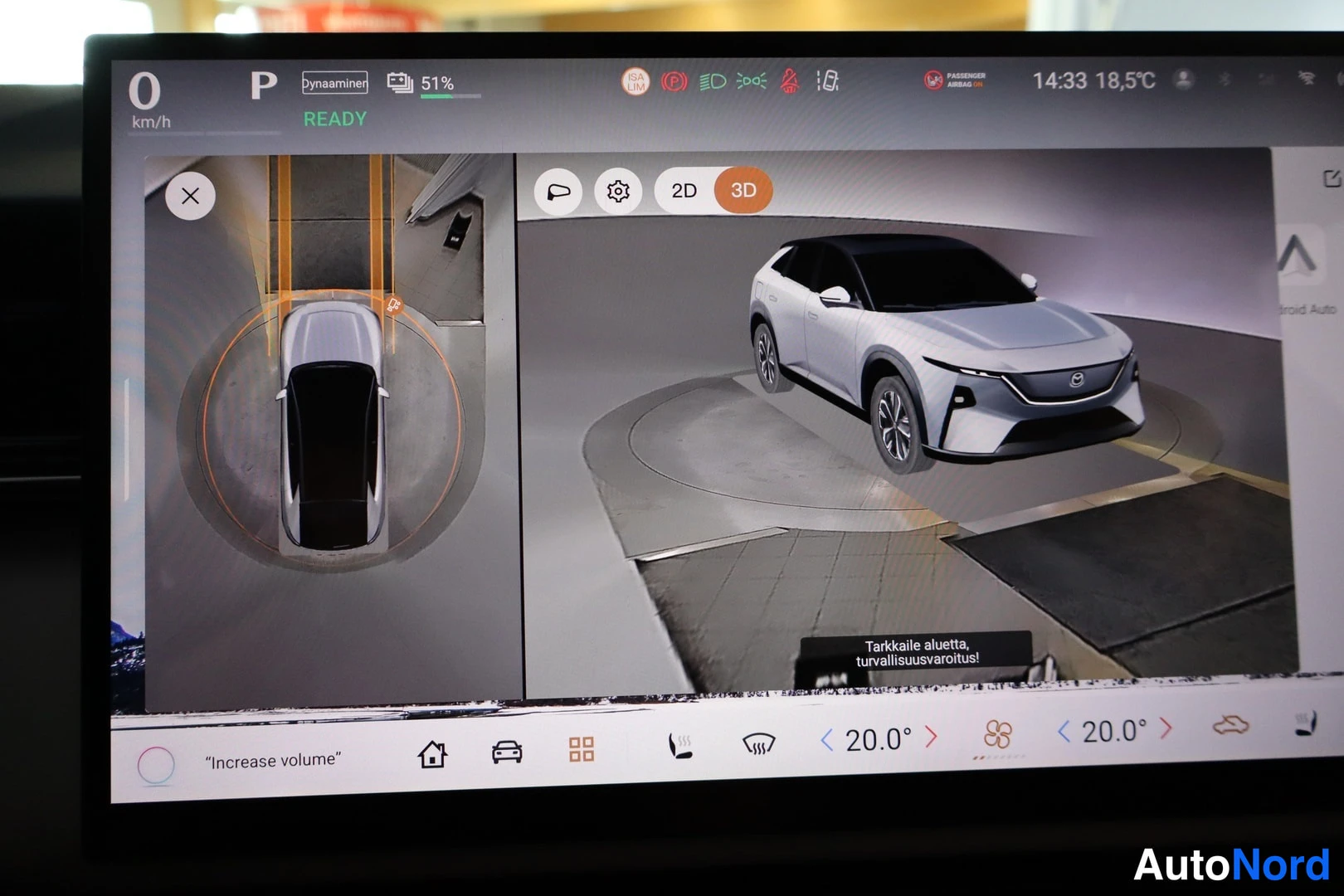 Muu: Infotainment-näyttö 3D-ympäriview-kameragrafiikassa, jossa hopeanvalkoinen SUV-malli näkyy ylhäältä ja perspektiivistä.