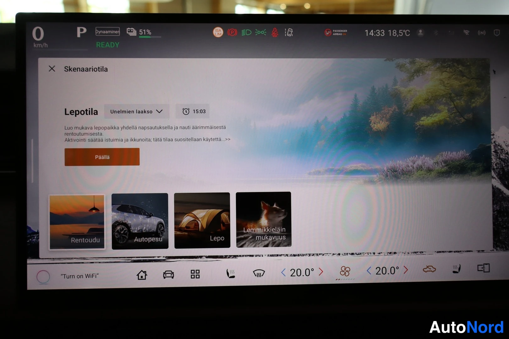 Muu: Infotainment-näytön Skenaariotila-valikko, jossa Lepotila-toiminto ja valokuvat Rentoudu, Autopesu, Lepo ja Lemmikkieläin mukavuus.