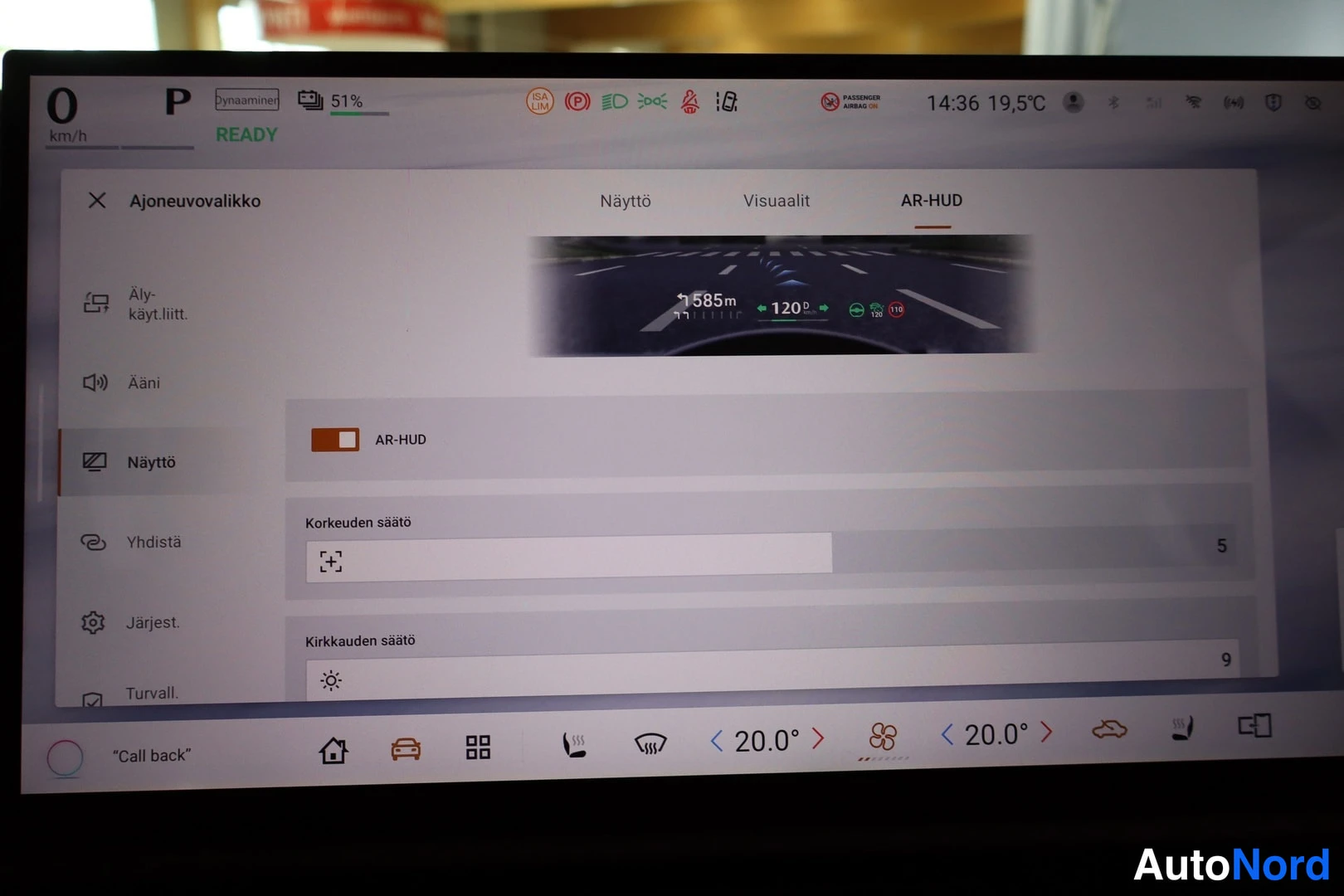 Ohjaamo: Digital dashboard displaying the AR-HUD settings menu in Finnish language ('Ajoneuvovalikko', 'Näyttö', 'Korkeuden säätö'). The screen visualizes an augmented r