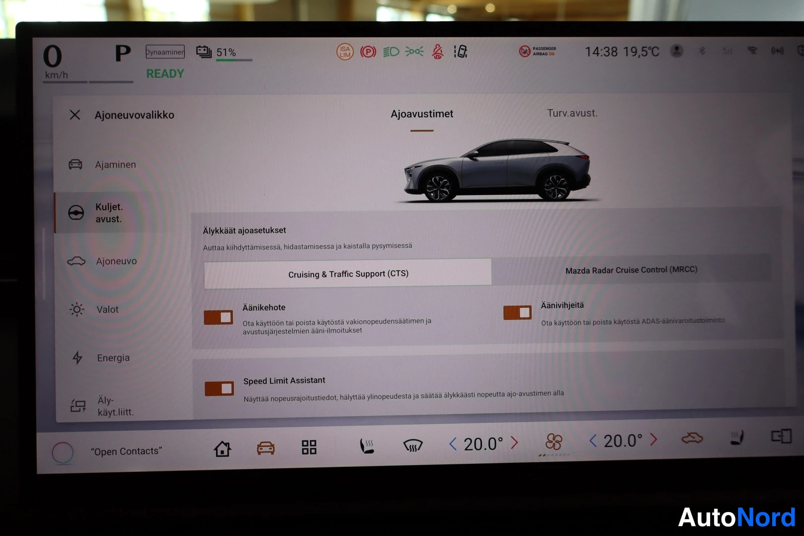 Yksityiskohta: Ajoneuvovalikon Ajoavustimet-näkymä näytöllä: valittuna Cruising & Traffic Support (CTS), Aanihinbote ja Speed Limit Assistant -kytkimet päällä, Aanihviylata pä