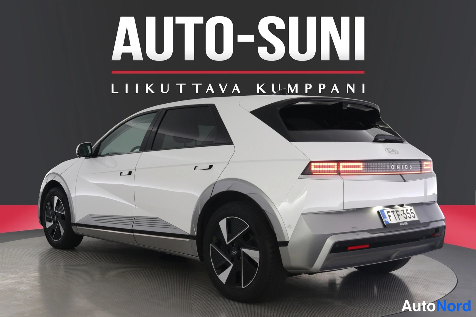 Takaviisto: Valkoisen hatchbackin takakulmanäyttö; IONIQ 5 -teksti takavalojen välissä, rekisterikilpi.