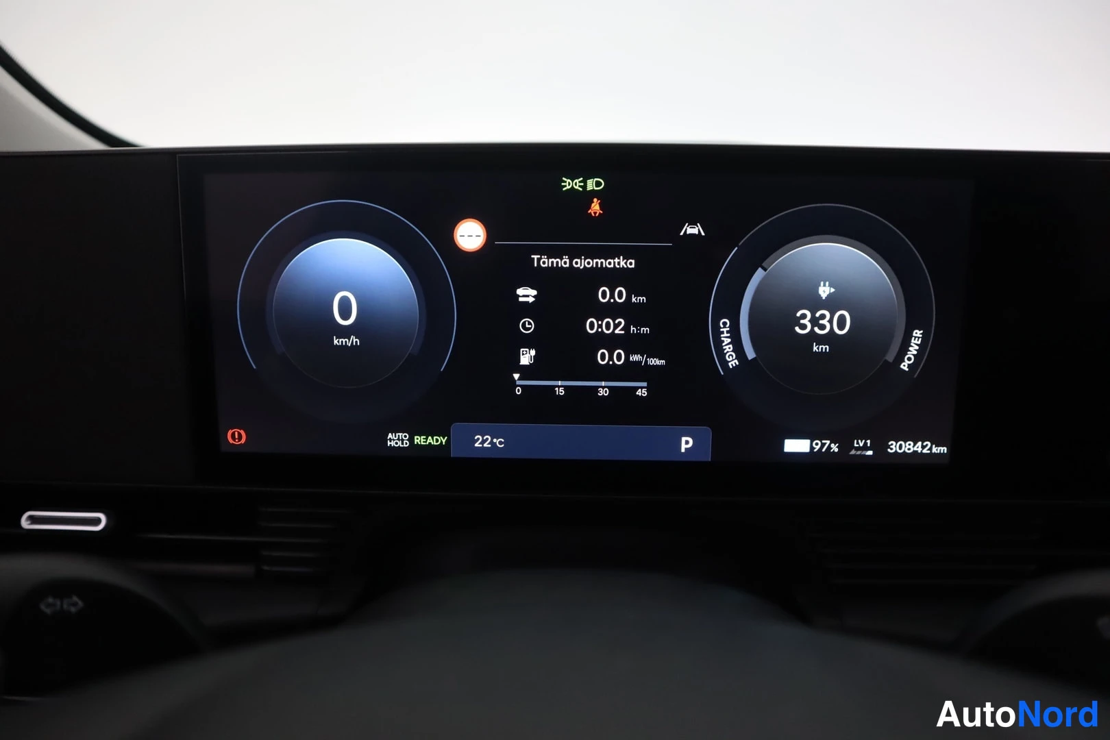 Muu: Mittariston näyttö: nopeus 0 km/h, tälle ajomatkalle 0,0 km, ajassa 0:02, kulutus 0,0 kWh/100km, lataustaso 97 %, toimintasäde 330 km, kokonaislukema 30842 km,