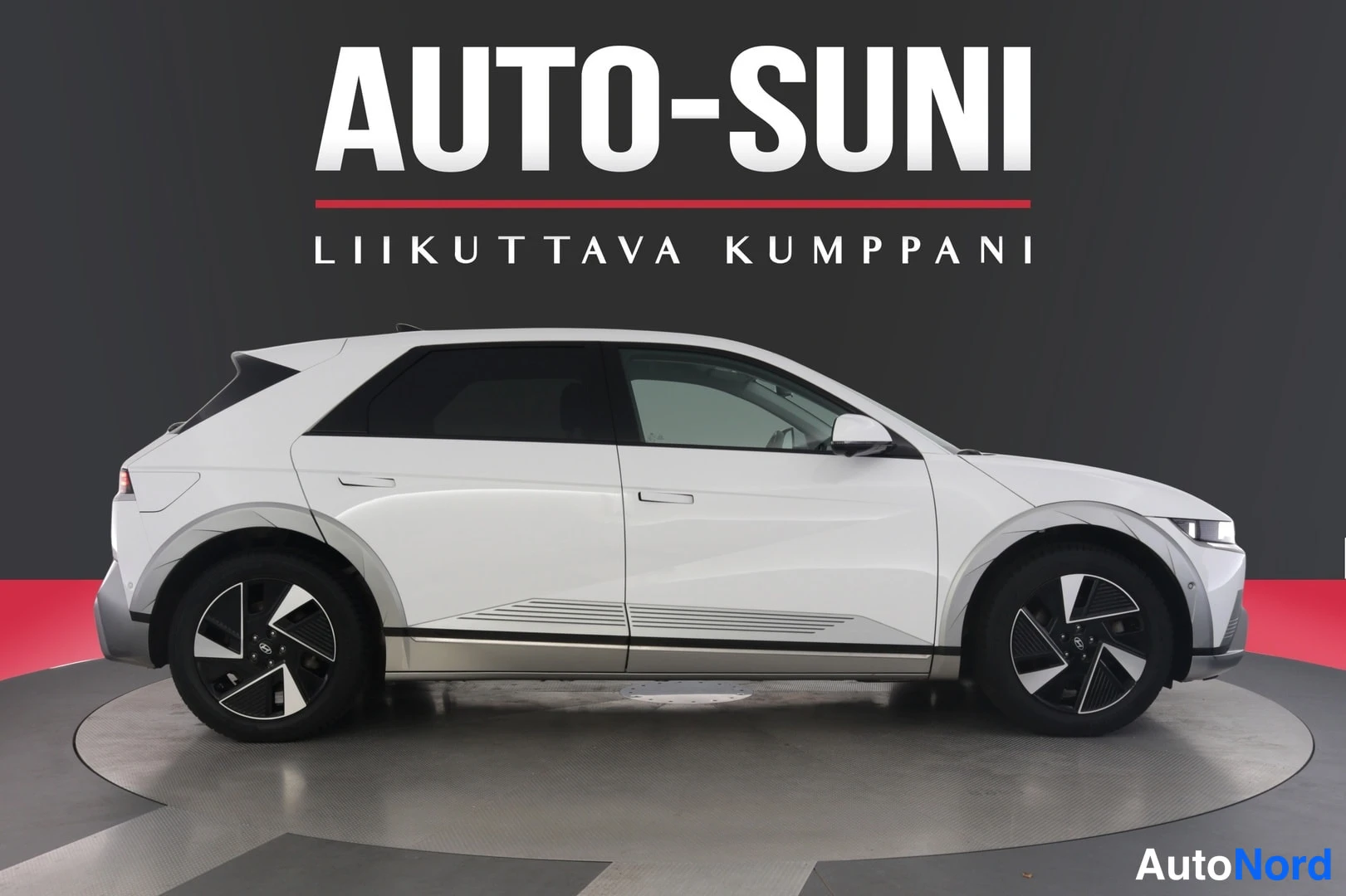 Sivulta: Valkoisen hatchbackin sivuprofiili molemmilta puolilta studioissa.