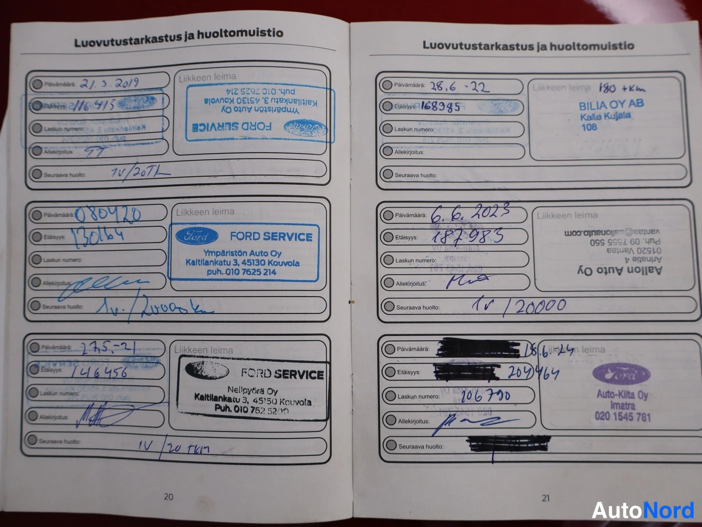 Asiakirja: Huoltokirjan sivut 20–21, huoltopäiväkirjamerkintöjä vuosilta 2019–2024 FordService-, Bilia Oy Ab- ja Auto-Klita Oy -leimoilla.