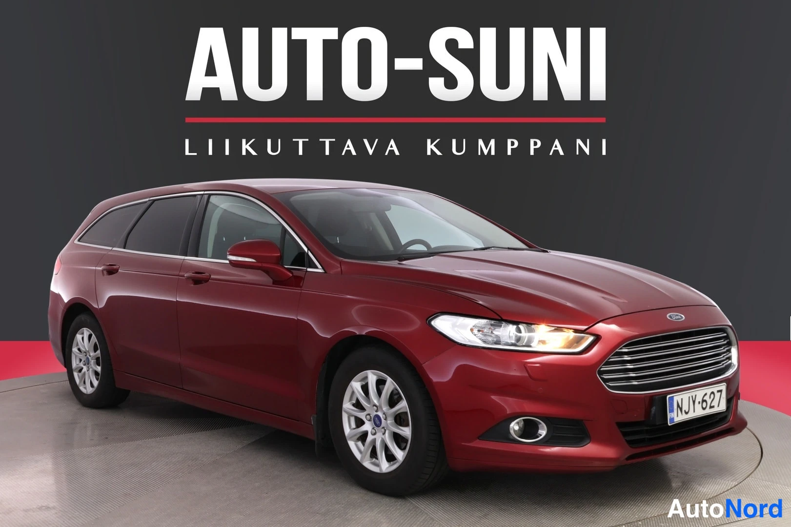 Punainen Ford Mondeo 2016, etuviisto, keula oikealle, kuva 2
