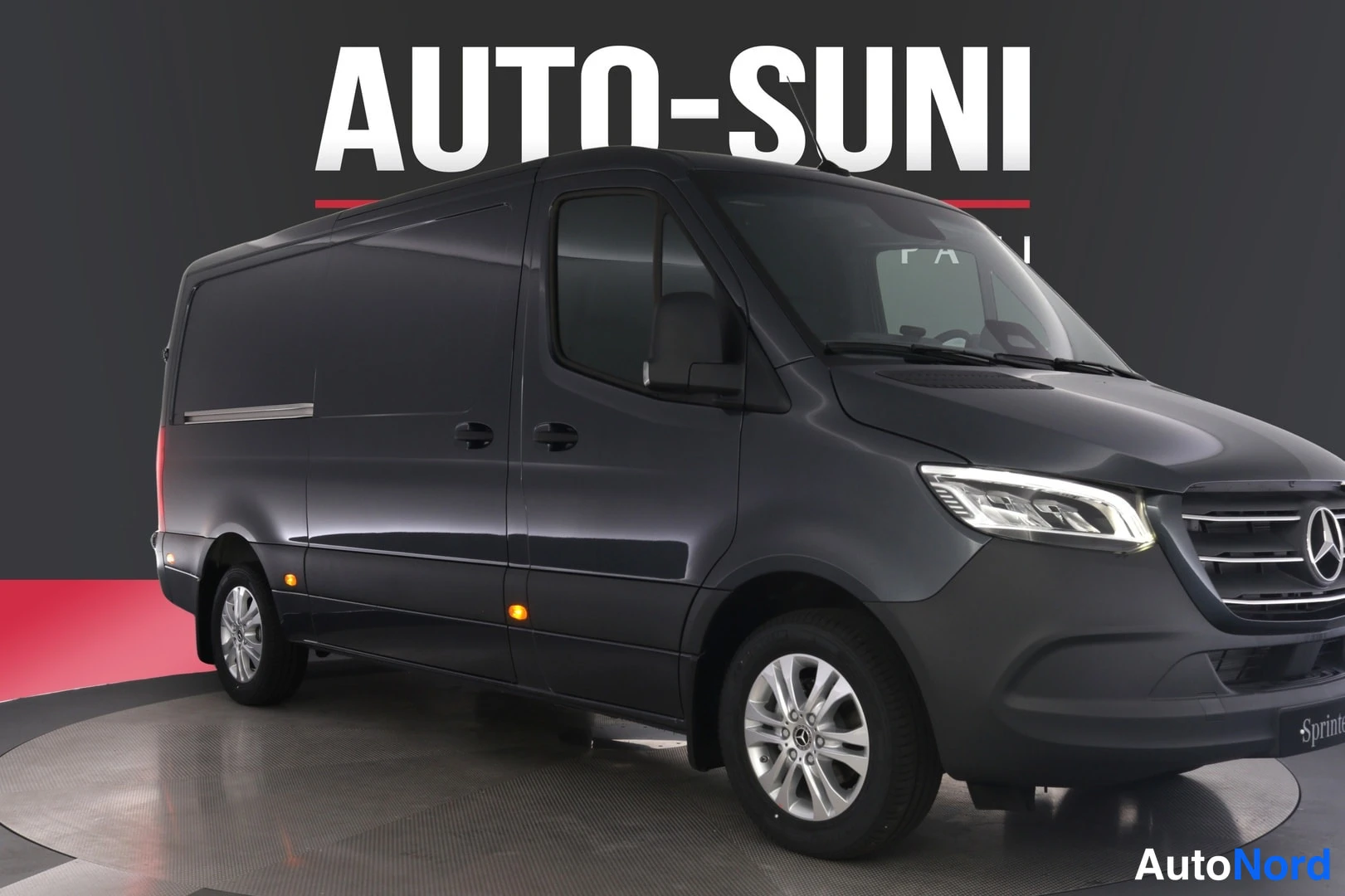 Etuviisto, nokka oikealle: Tummanharmaa Mercedes-Benz Sprinter -pakettiauto näkyy kolmeneljäsosakulmassa edestä oikealta studio­taustaa vasten.