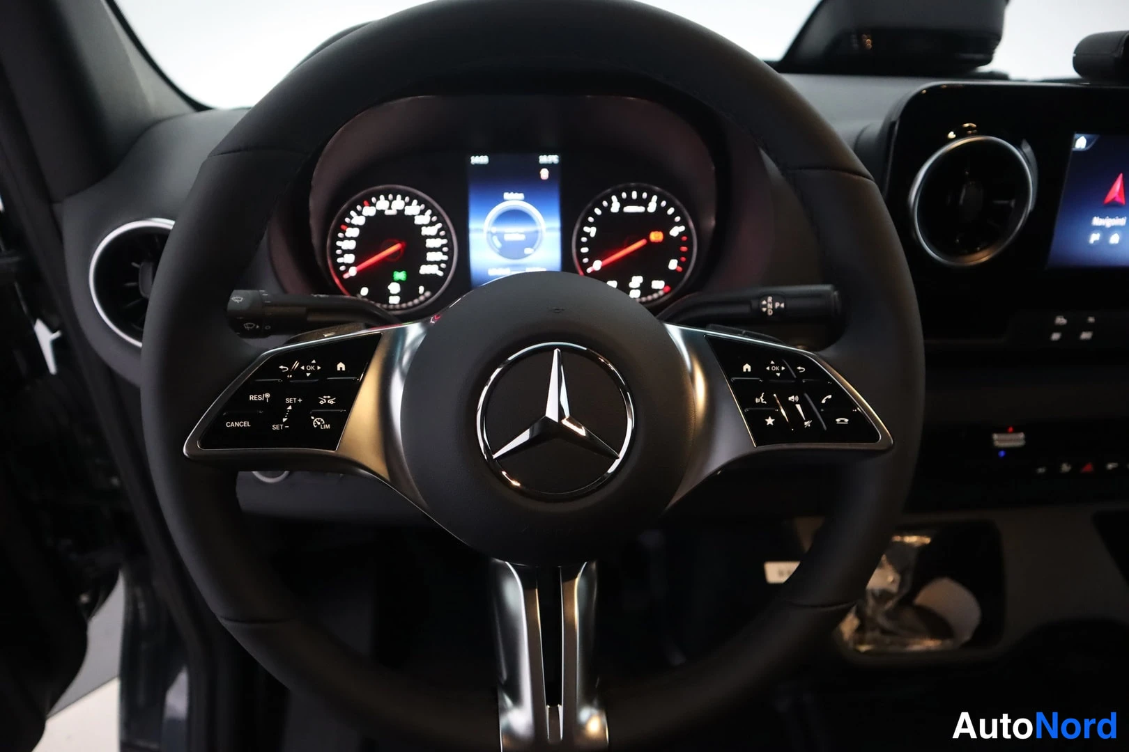 Muu: Ohjaamon sisäkuva: Mercedes-ohjautuvan rattin takana näkyy digitaalinen mittaristo ja kosketusnäyttö.