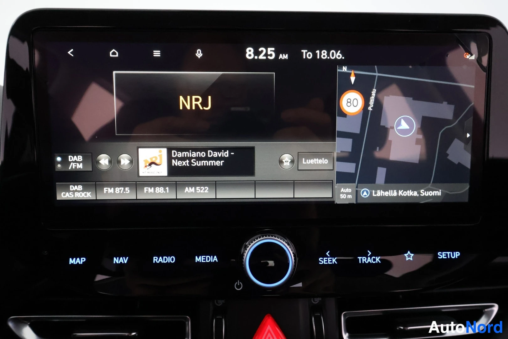 Yksityiskohta: Infotainment-näyttö radiokanavalla NRJ, DAB/FM-toiminto, kartta ja navigointipainikkeet MAP, NAV, RADIO, MEDIA, SETUP.