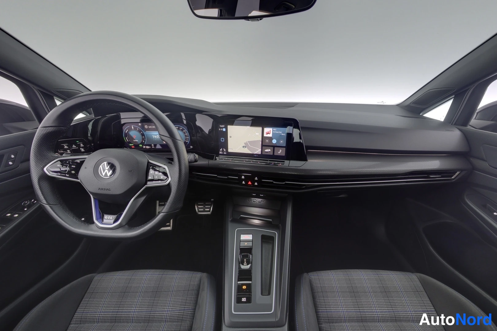 Muu: Volkswagen Golfin ohjaamo edestä: näkyvät multitoimintoinen ohjauspyörä, digitaalinen mittaristo, keskos näytöllä varustettu infotainment, automaattivaihteen va