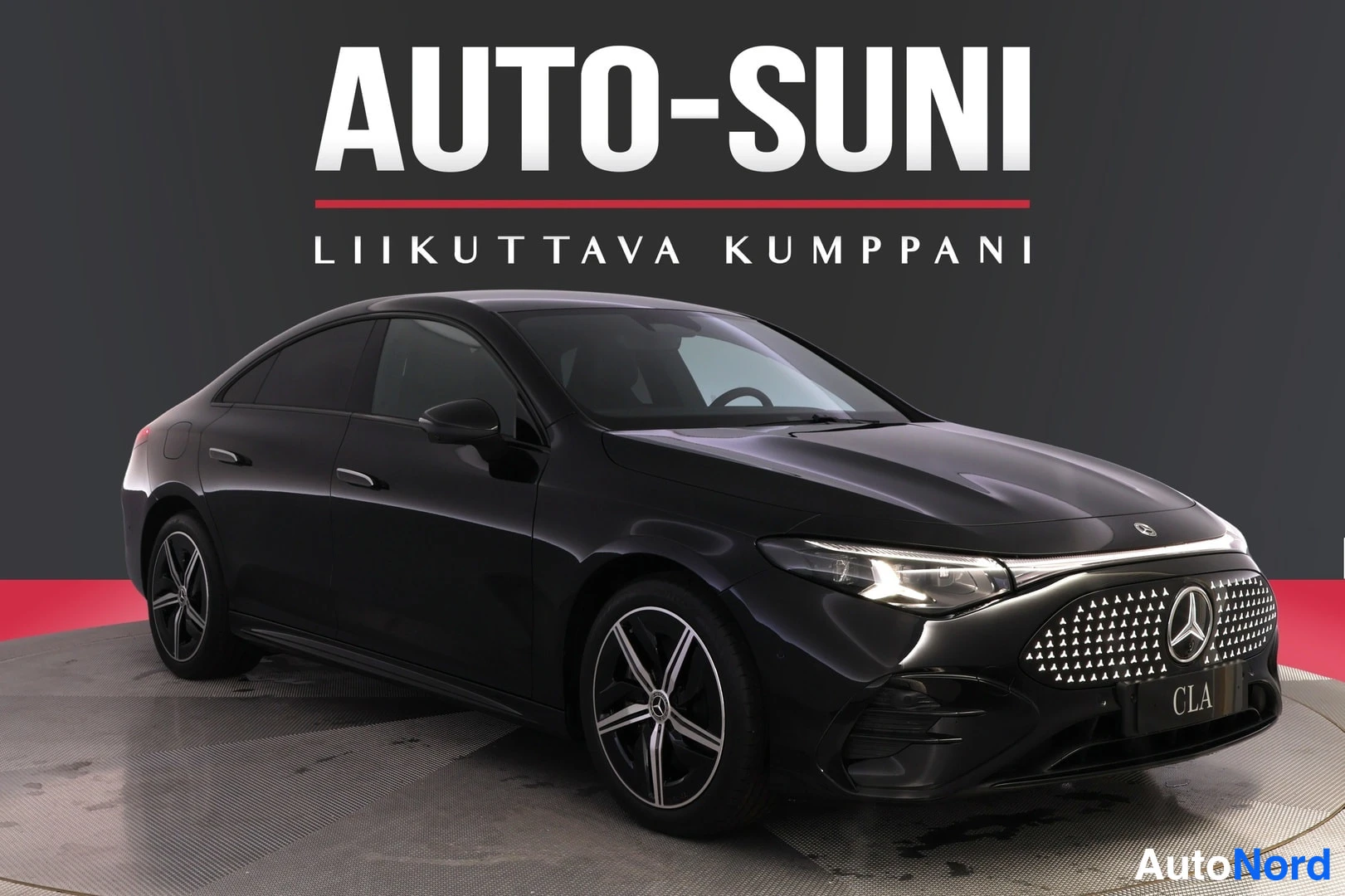 Etuviisto, nokka oikealle: Mercedes-Benz CLA musta, etuosa kolmannelta sivulta, nokka oikealla.
