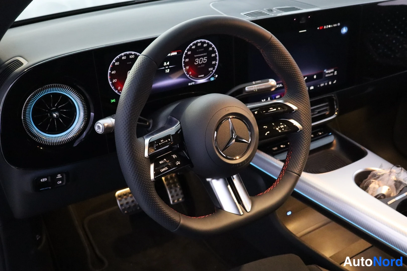 Muu: Ohjauspyora Mercedez-tahtimerkilla, instrumenttinaytto ja ymparistovalo