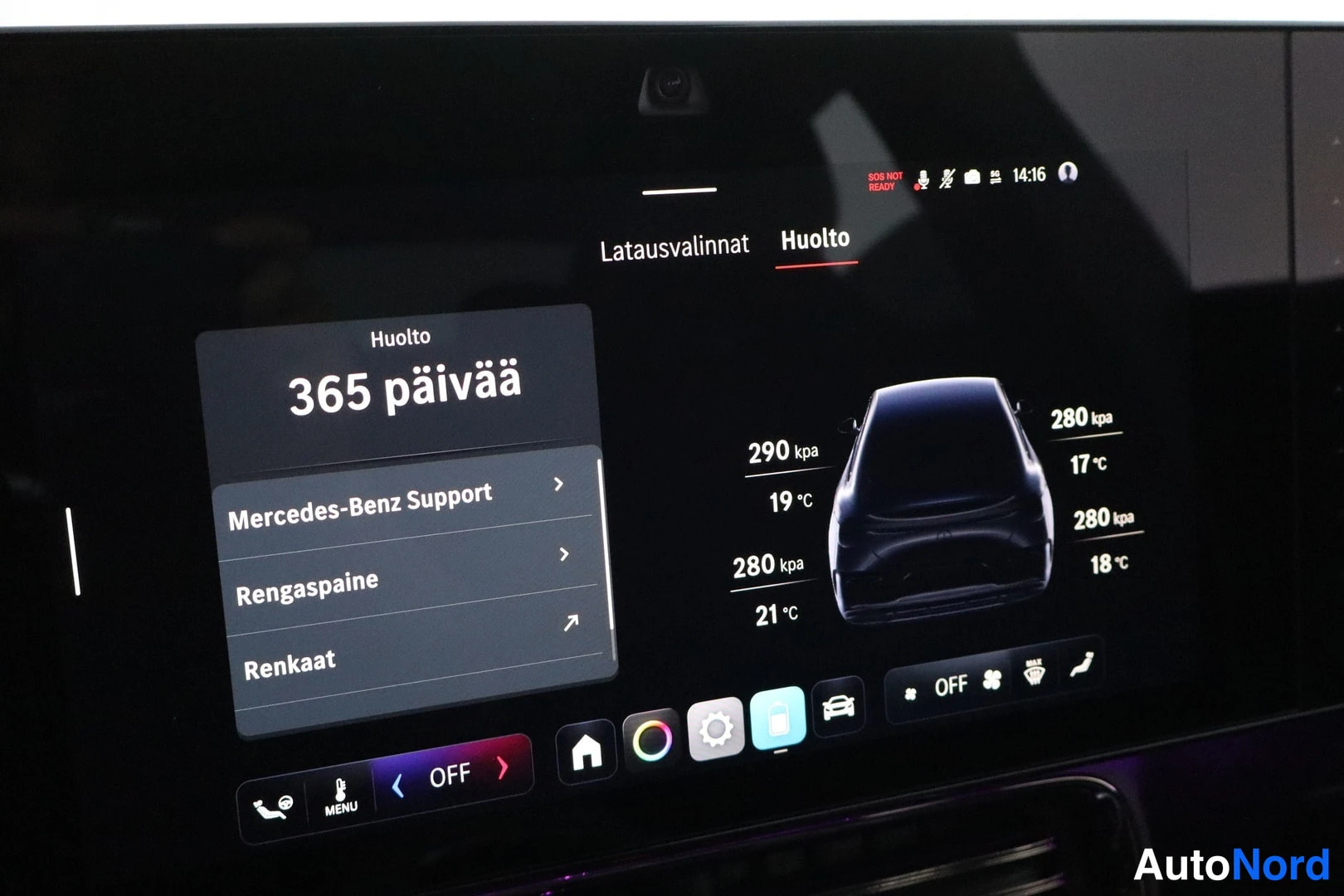 Yksityiskohta: Autoinfonäyttö Huolto-välilehdellä: 365 päivää huoltoa jäljellä, rengaspaineet 280–290 kpa ja ulkolämpötilat näkyvät auton kuvan ympärillä.