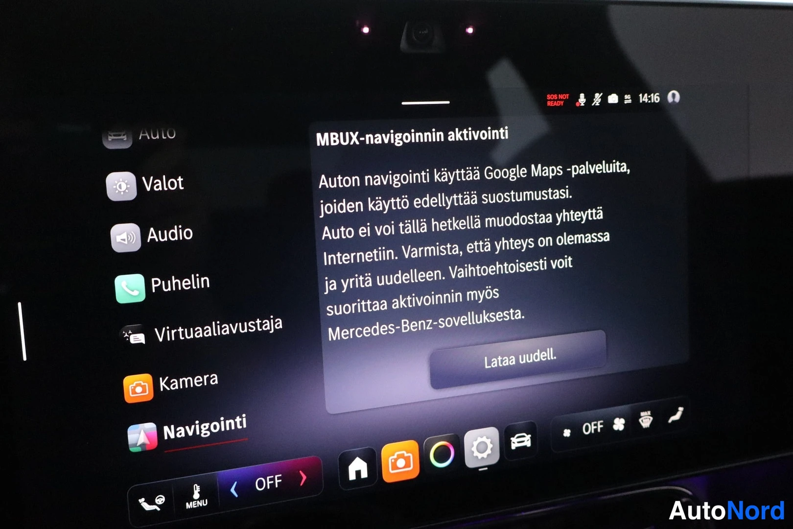 Yksityiskohta: Autoinfonäyttö navigointivalikossa: MBUX-navigoinnin aktivointi -viesti kertoo Google Maps -palveluiden käytöstä ja puuttuvasta internetyhteydestä, valikossa Au