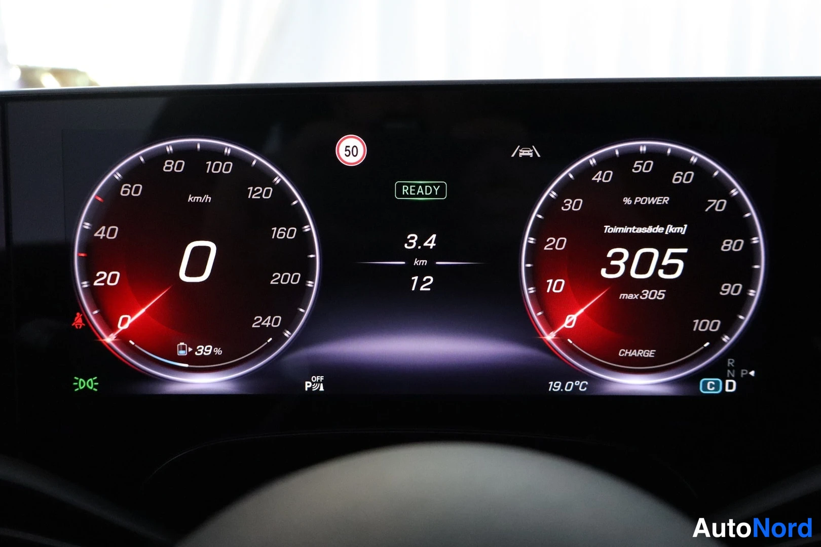 Muu: Mercedez-benz instrumentinayton Mercedez-sahkömittari: nopeus 0 km/h, akku 39 %, Toimintasade 305 km, ulkolämpötila 19,0 °C