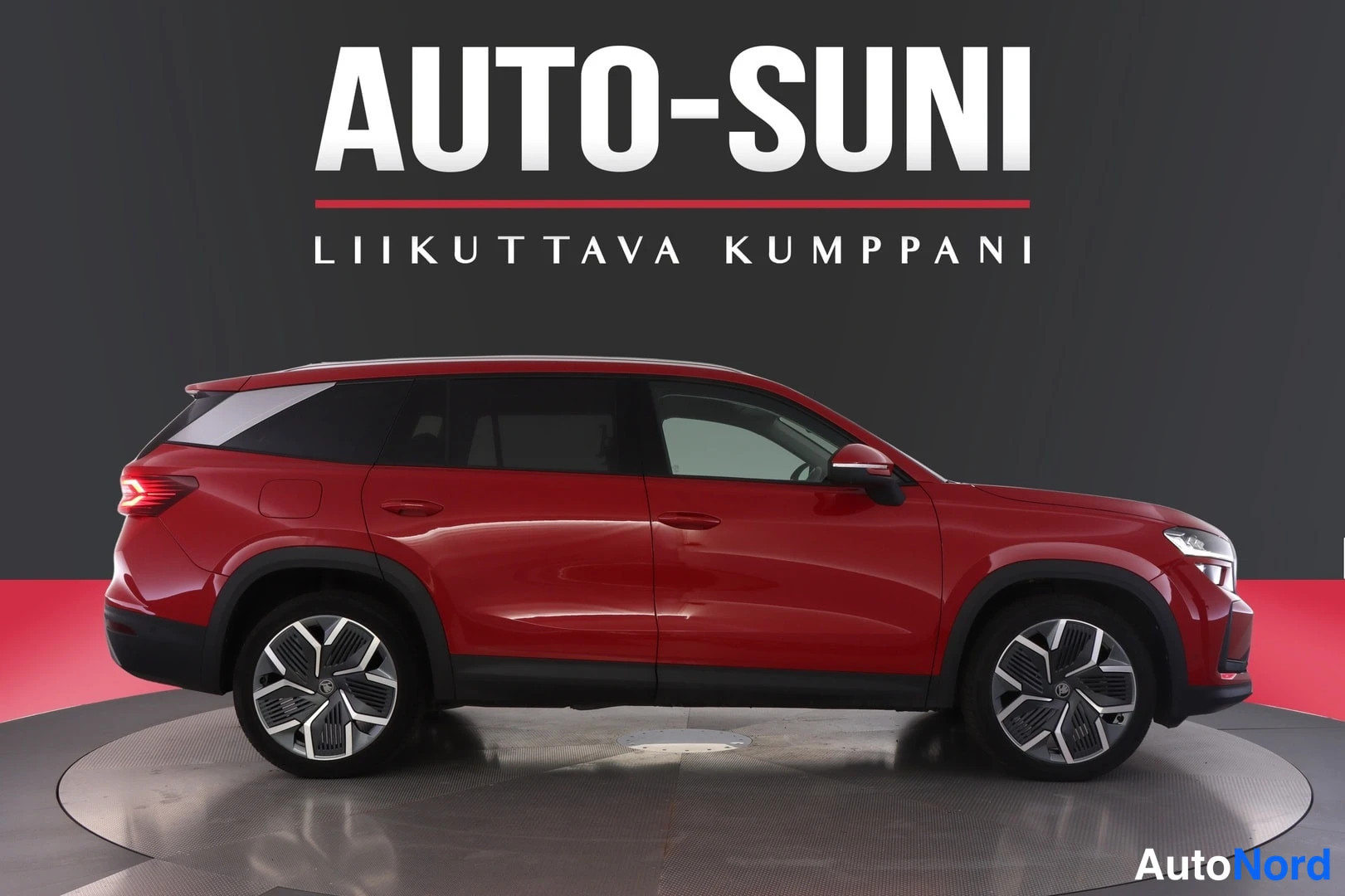 Sivulta: Skoda Kodiaq 2025, punainen, sivuprofiili