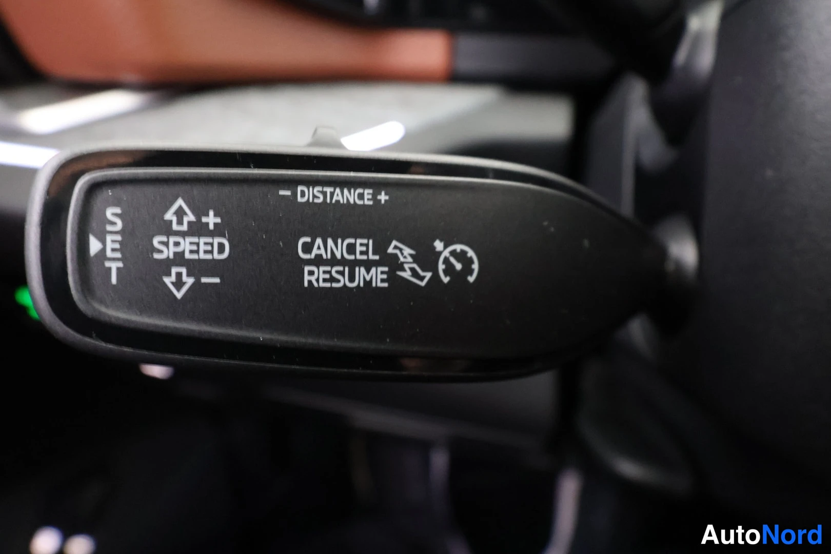 Yksityiskohta: Ohjaustangon tempomatkytkin, jossa merkinnät SET, SPEED, DISTANCE, CANCEL ja RESUME.