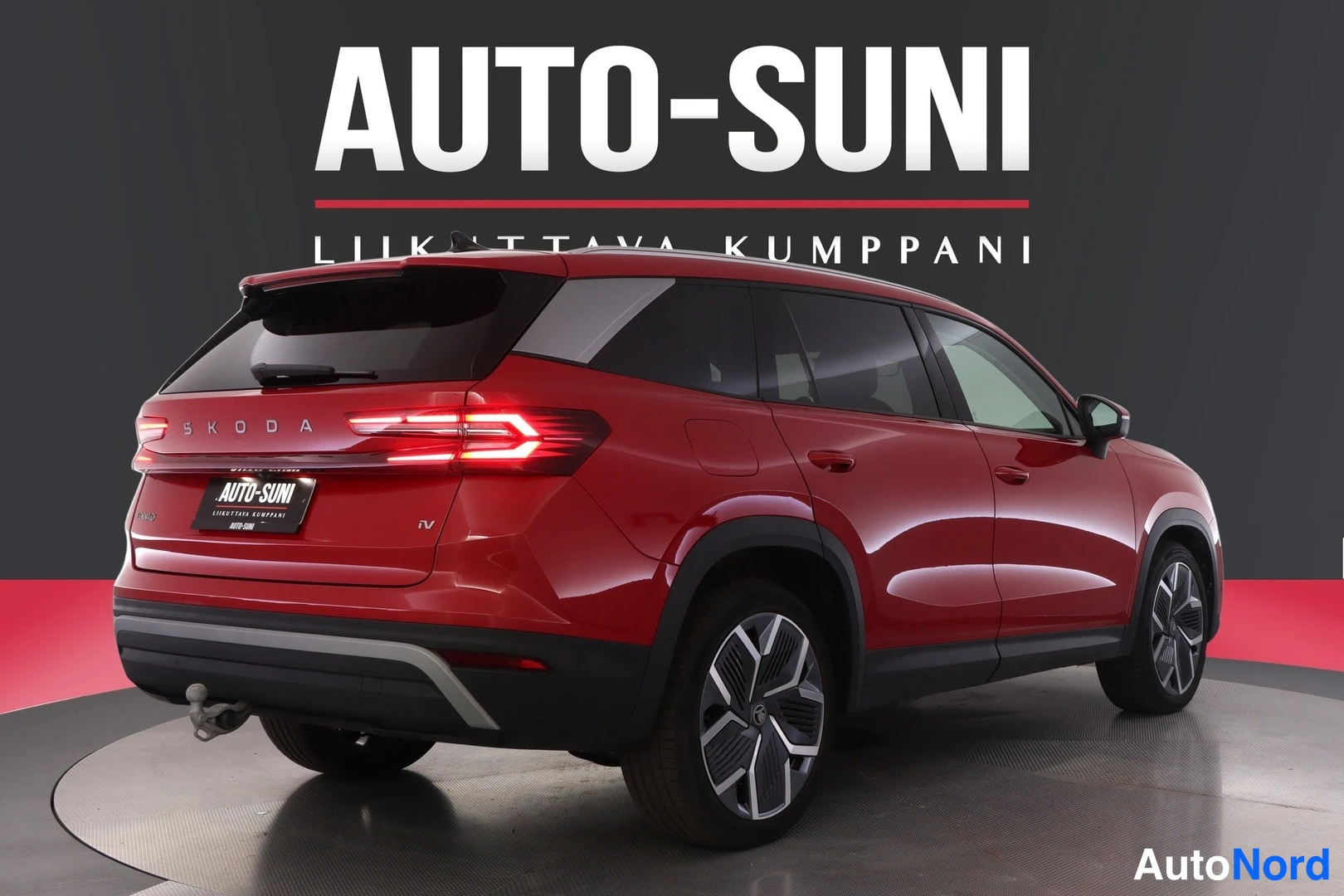 Takaviisto: Skoda Kodiaq 2025, punainen, takakulma
